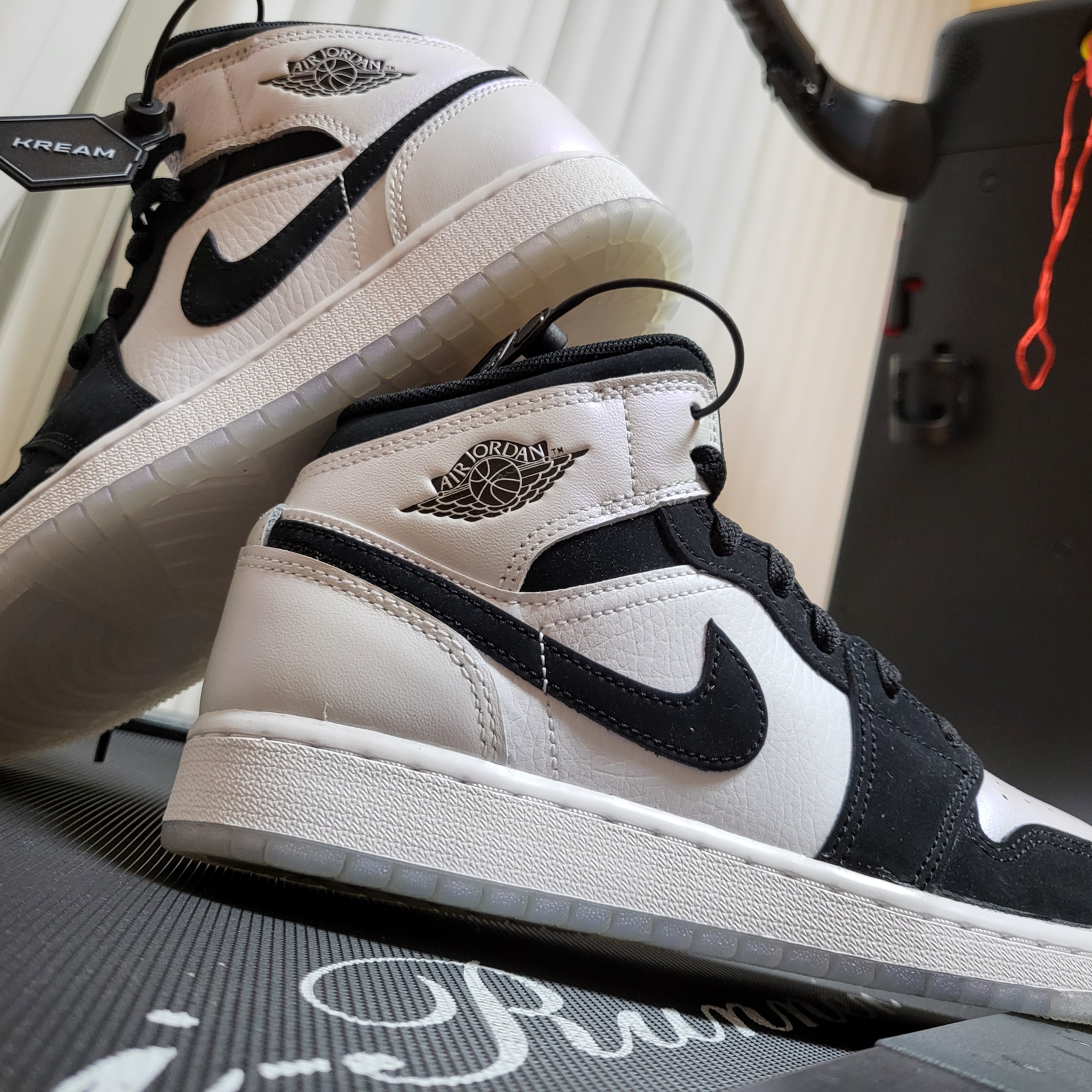 Jordan 1 Mid SE Diamond, (GS) Jordan 1 Mid SE Diamond 착용 스타일 - 1