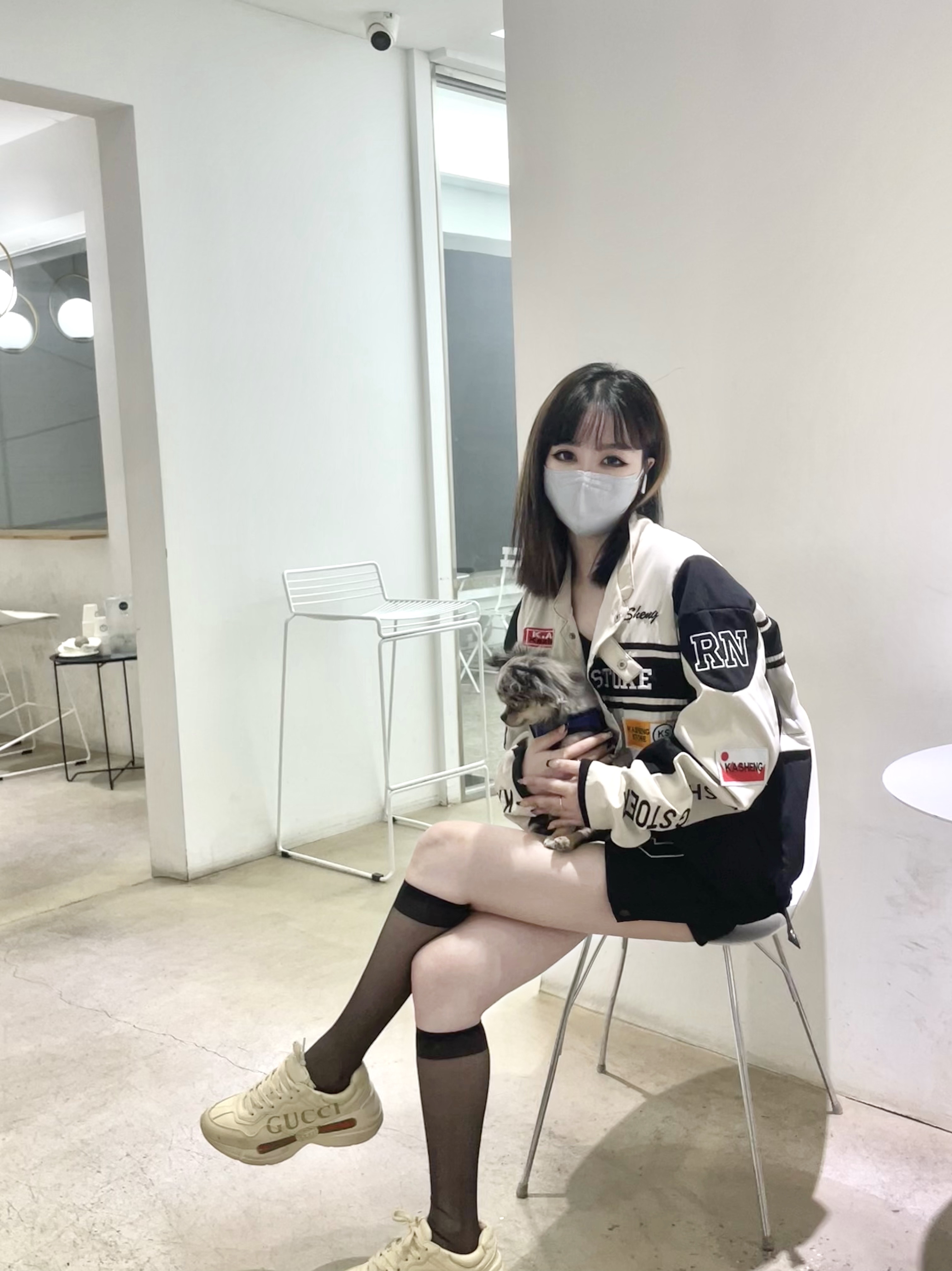 Gucci Rhyton Leather Sneakers Logo 착용 스타일 - 2