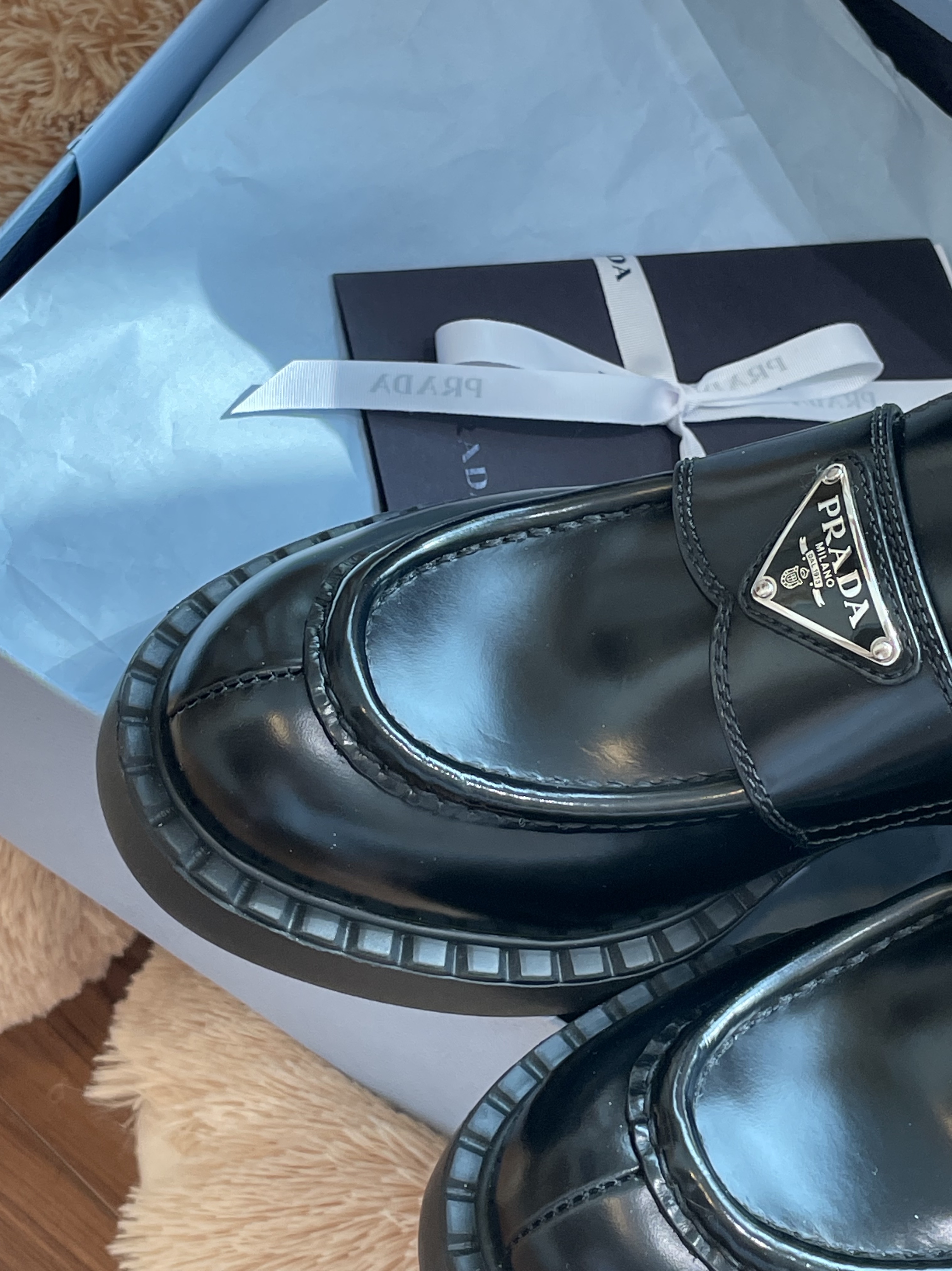Prada Chocolate Brushed Leather Loafers Black 착용 스타일 - 1