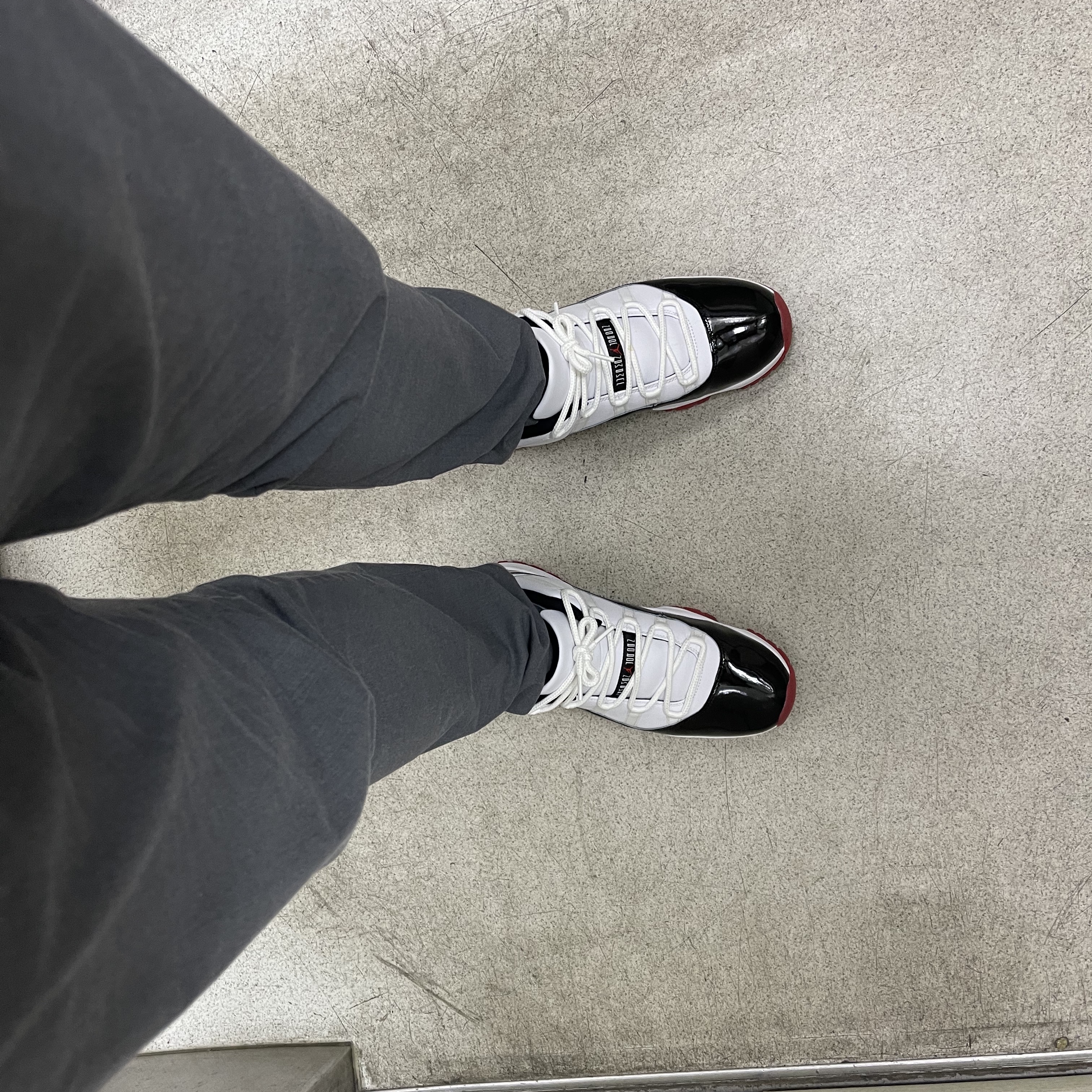 Jordan 11 Retro Low Concord Bred 착용 스타일 - 2
