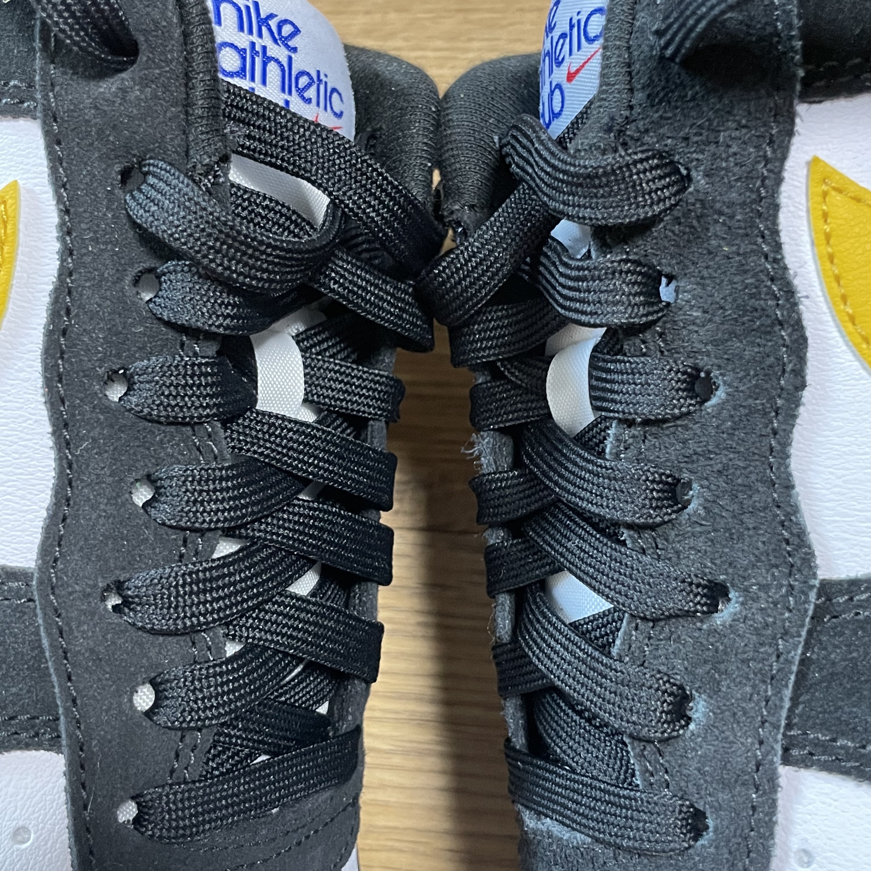 Nike Air Force 1 '07 LV8 Athletic Club Black Dark Sulfur 착용 스타일 - 2