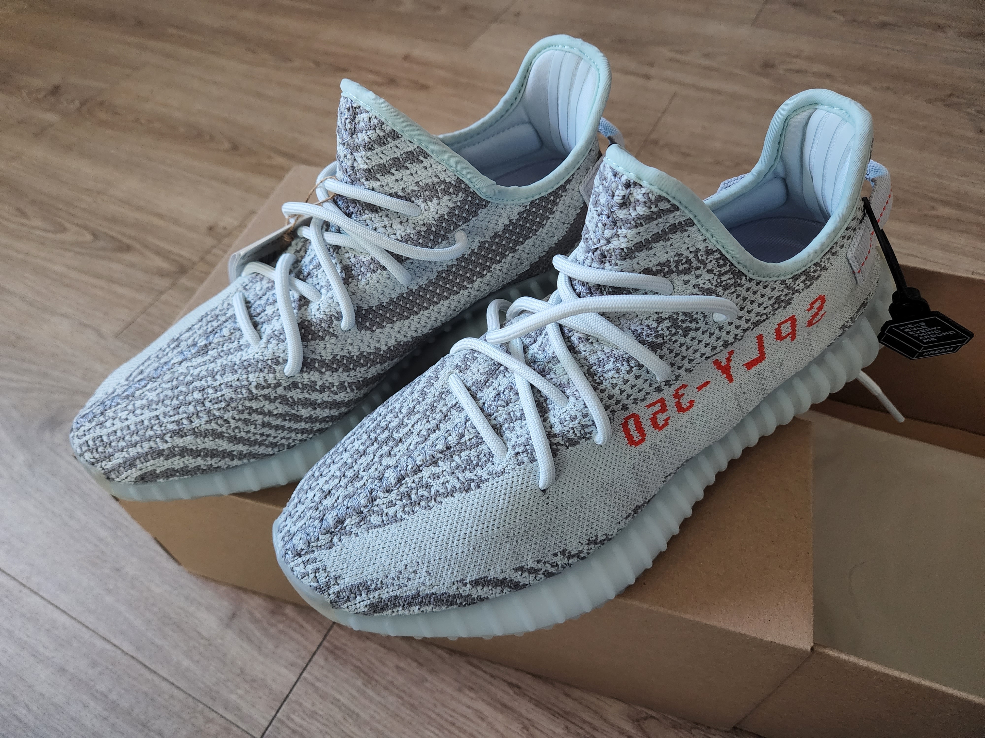 Adidas Yeezy Boost 350 V2 Blue Tint 2017 착용 스타일 - 2