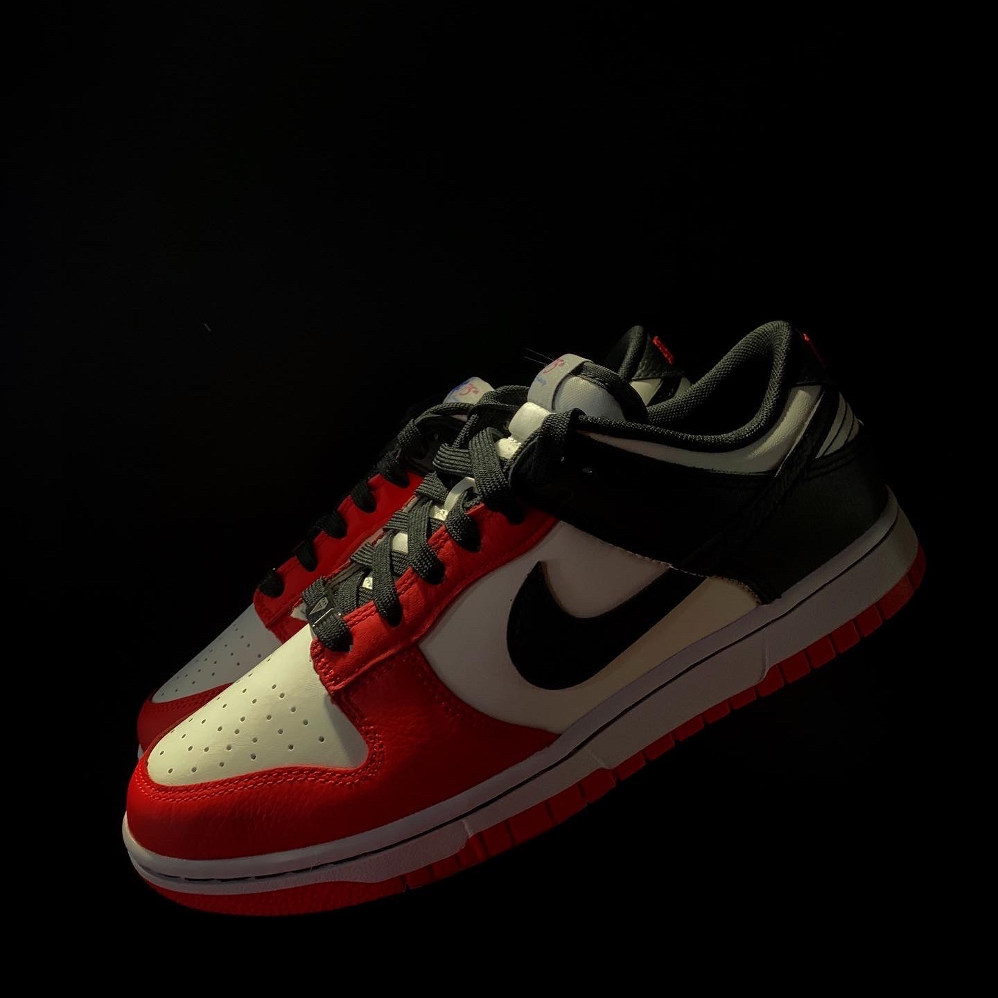 Nike x NBA Dunk Low Retro EMB Black and Chile Red 착용 스타일 - 3