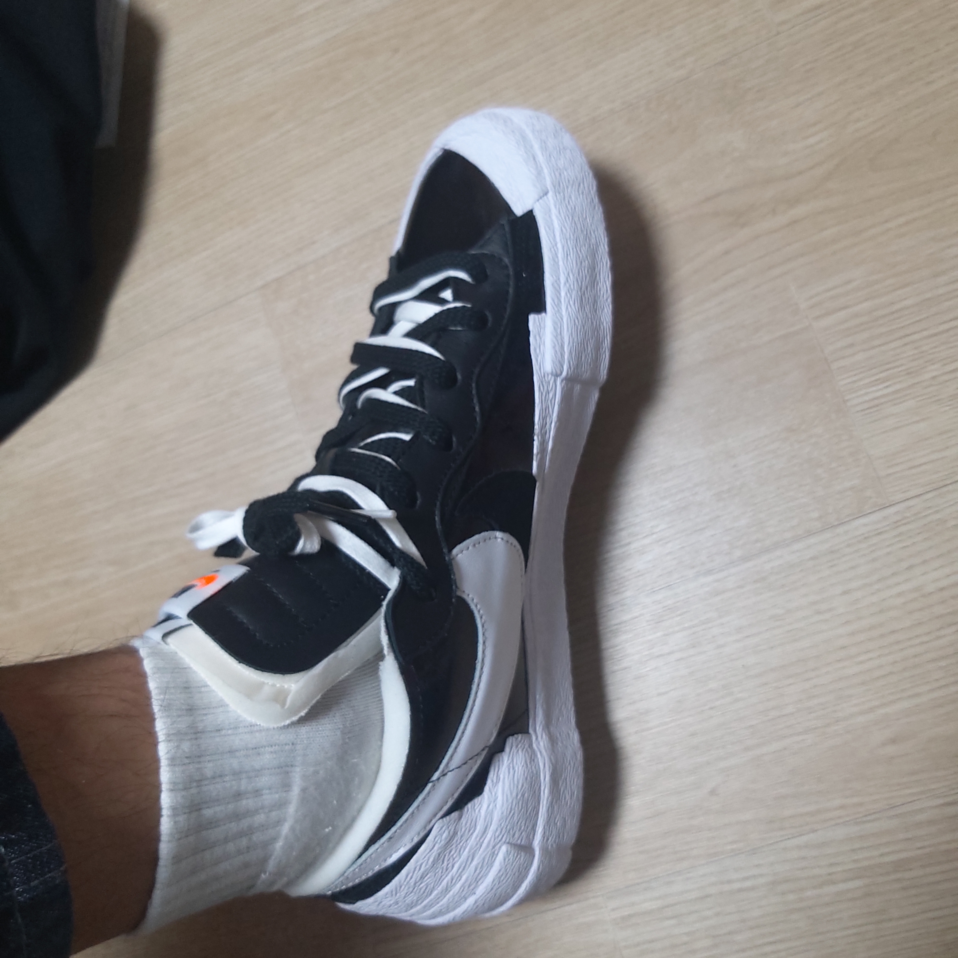Nike x Sacai Blazer Low Black Patent Leather 착용 스타일 - 2