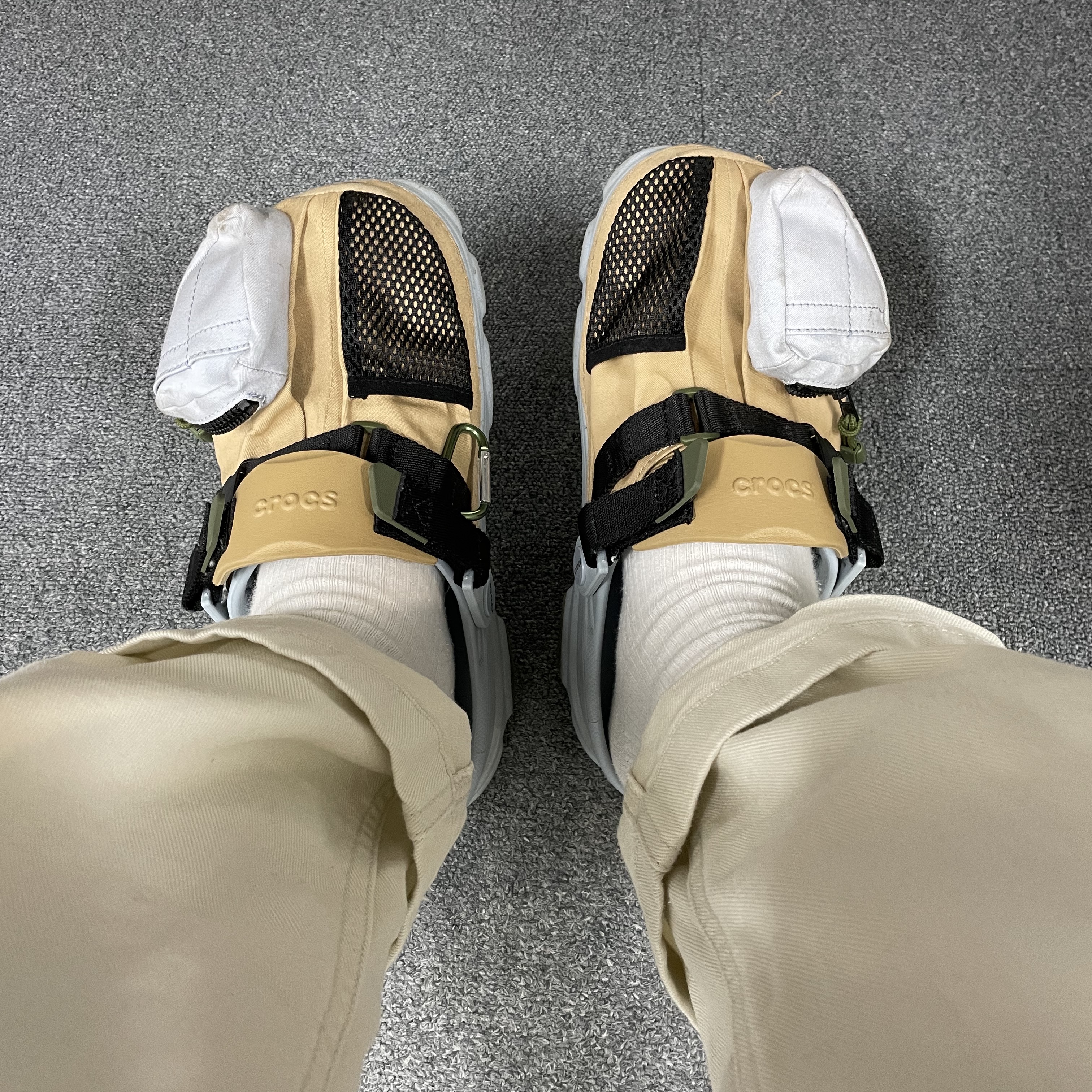 Crocs x Beams Classic All Terrain Mountain Parka Clog Beige 착용 스타일