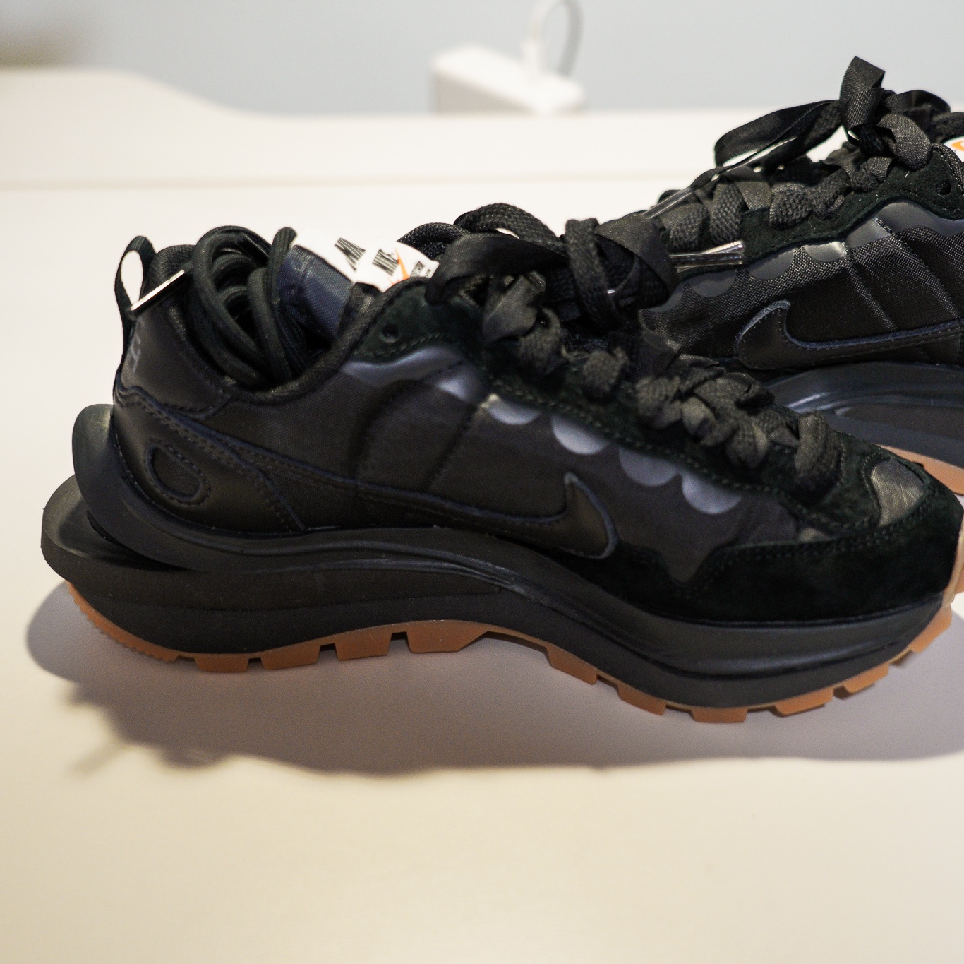 Nike x Sacai VaporWaffle Black and Gum 착용 스타일 - 5