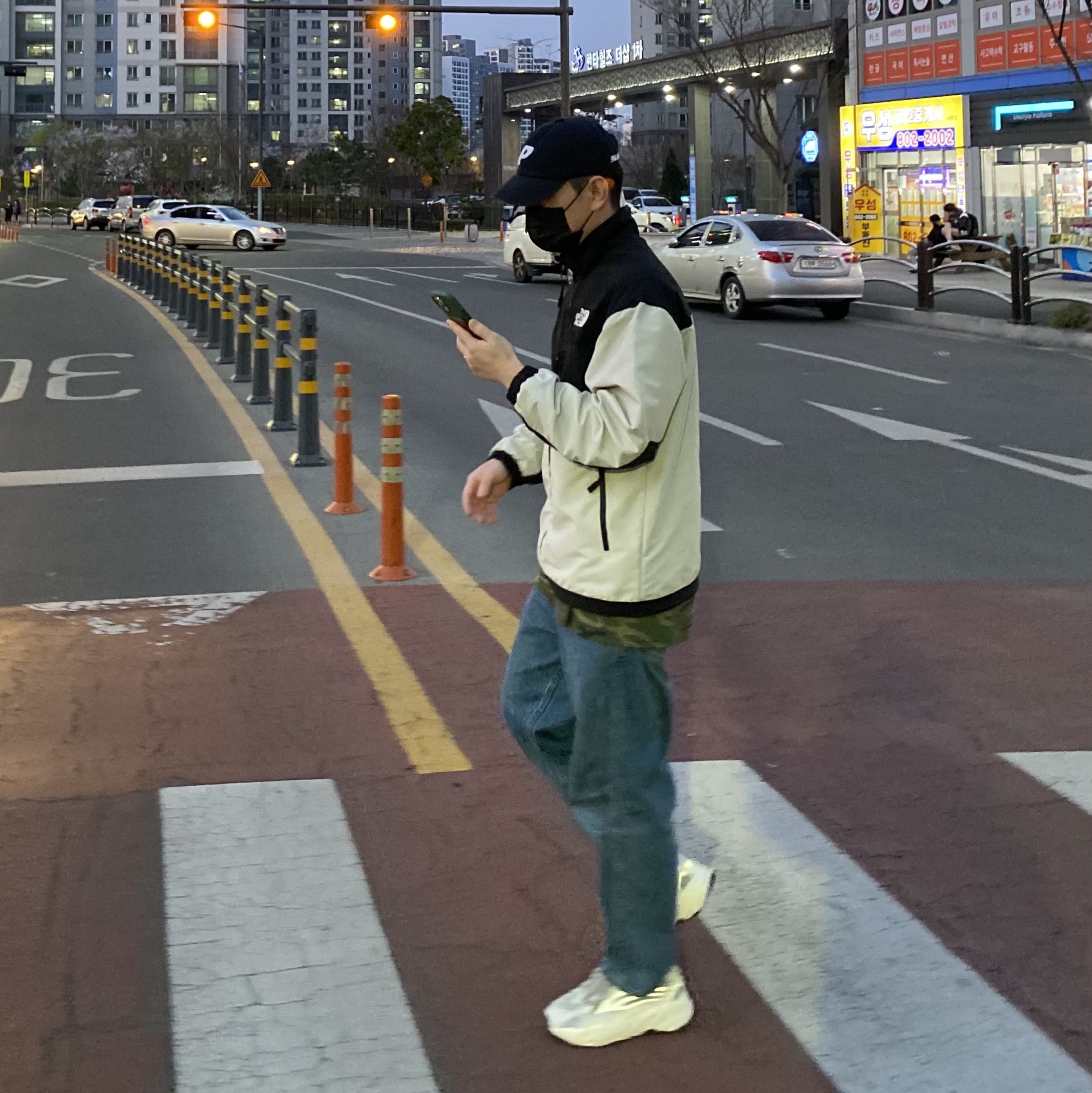 Adidas Yeezy Boost 700 V2 Static 2022, Stussy 8 Ball T-Shirt Camo 착용 스타일