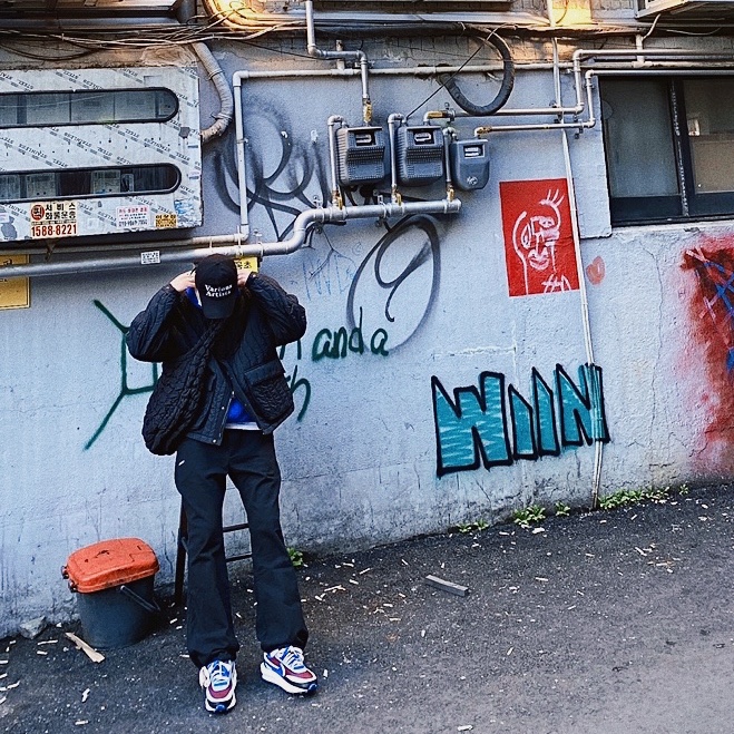 Nike x Sacai x Undercover LDWaffle Night Maroon Team Royal, COS Quilted Oversized Shoulder Bag Brown 착용 스타일 - 2