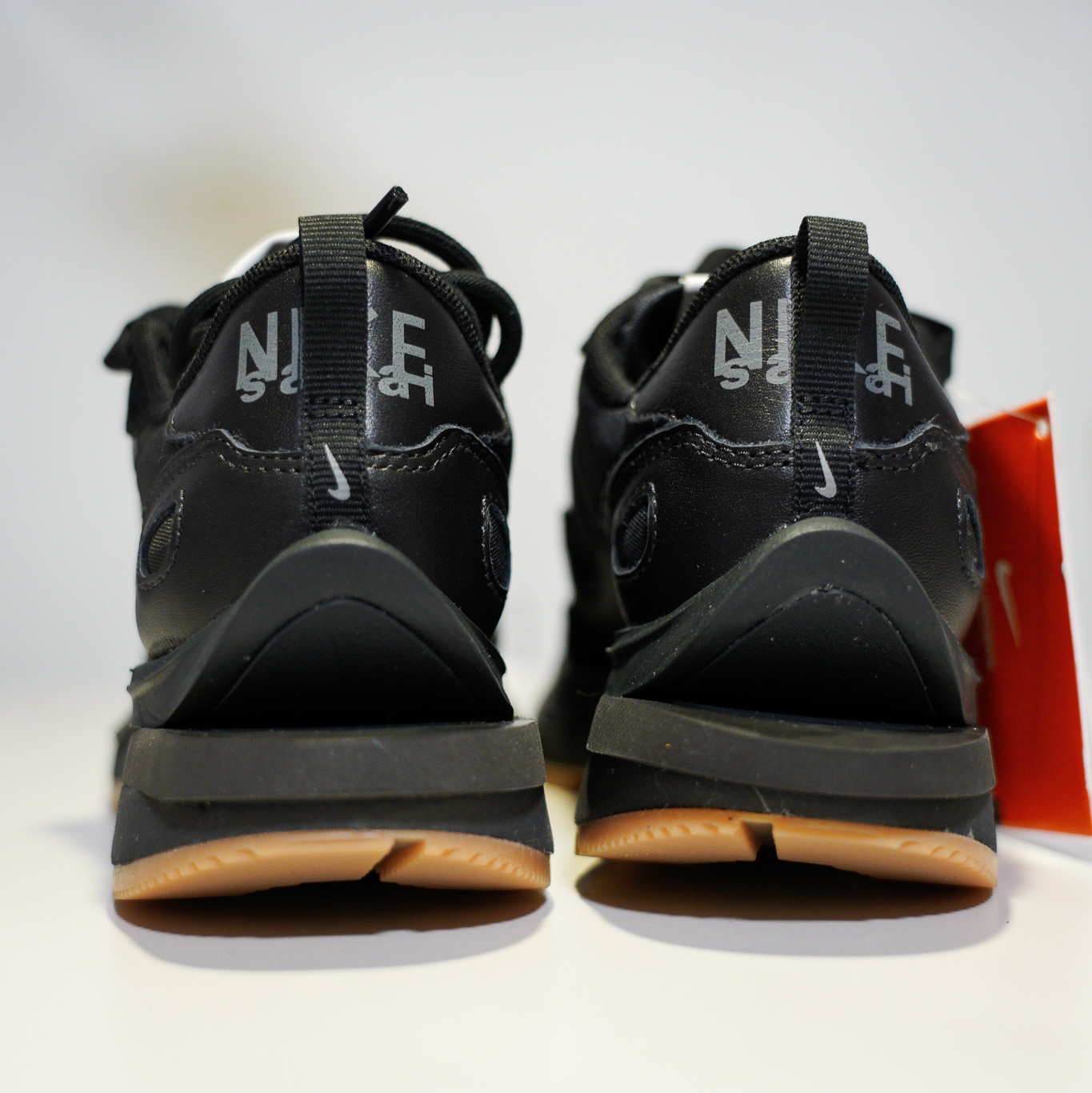 Nike x Sacai VaporWaffle Black and Gum 착용 스타일 - 3