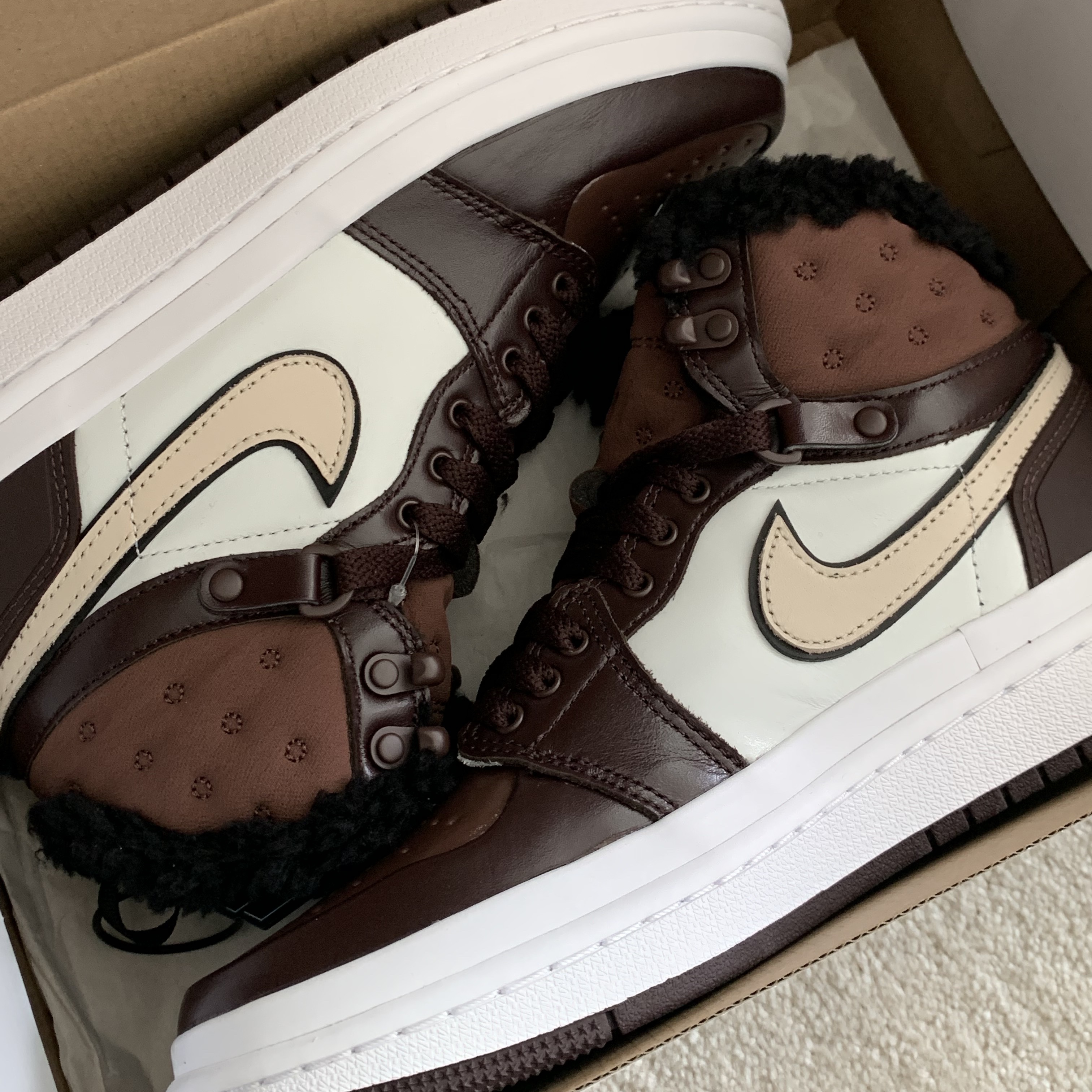 (W) Jordan 1 Acclimate Brown Basalt 착용 스타일 - 1
