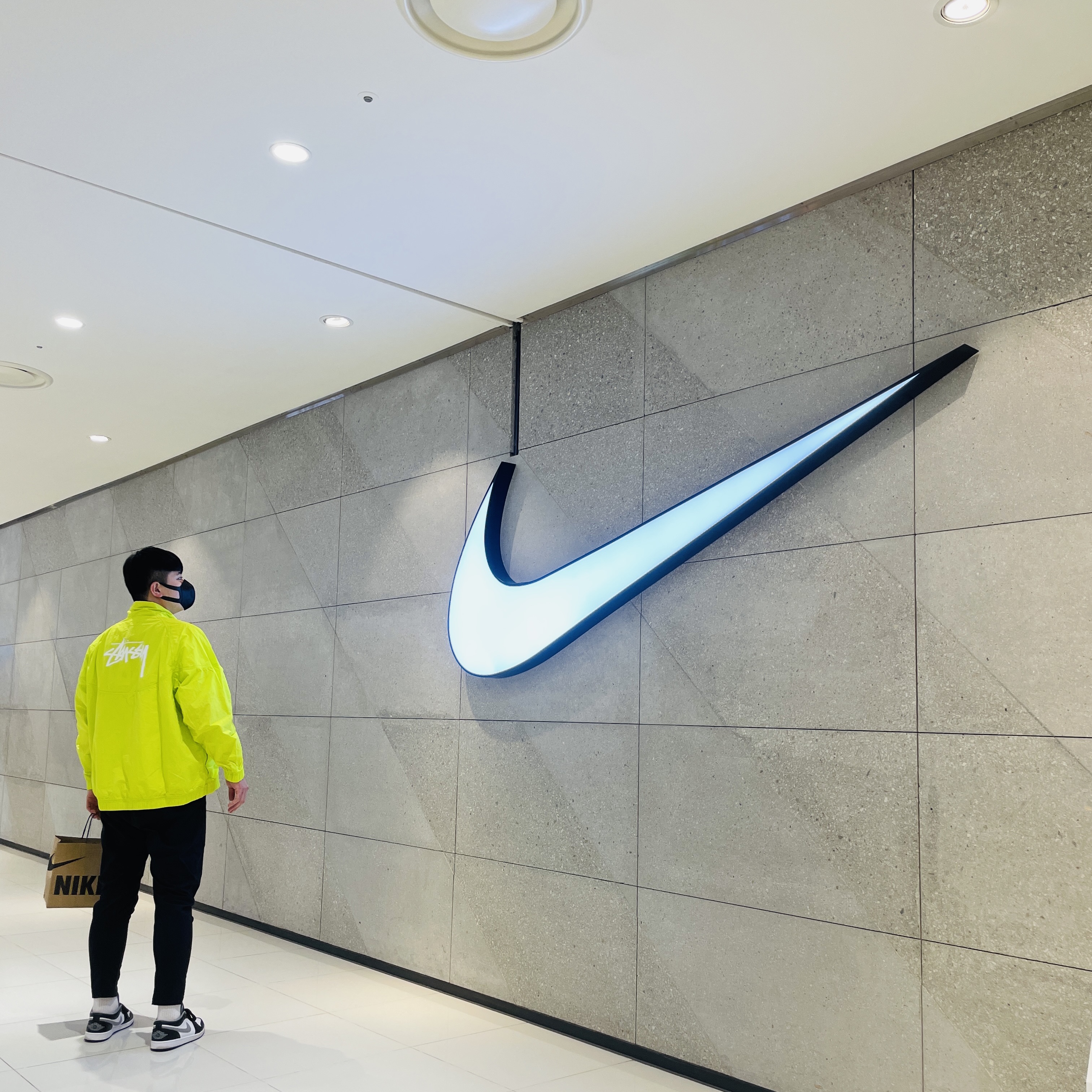 Nike x Stussy Windrunner Jacket Bright Cactus 착용 스타일
