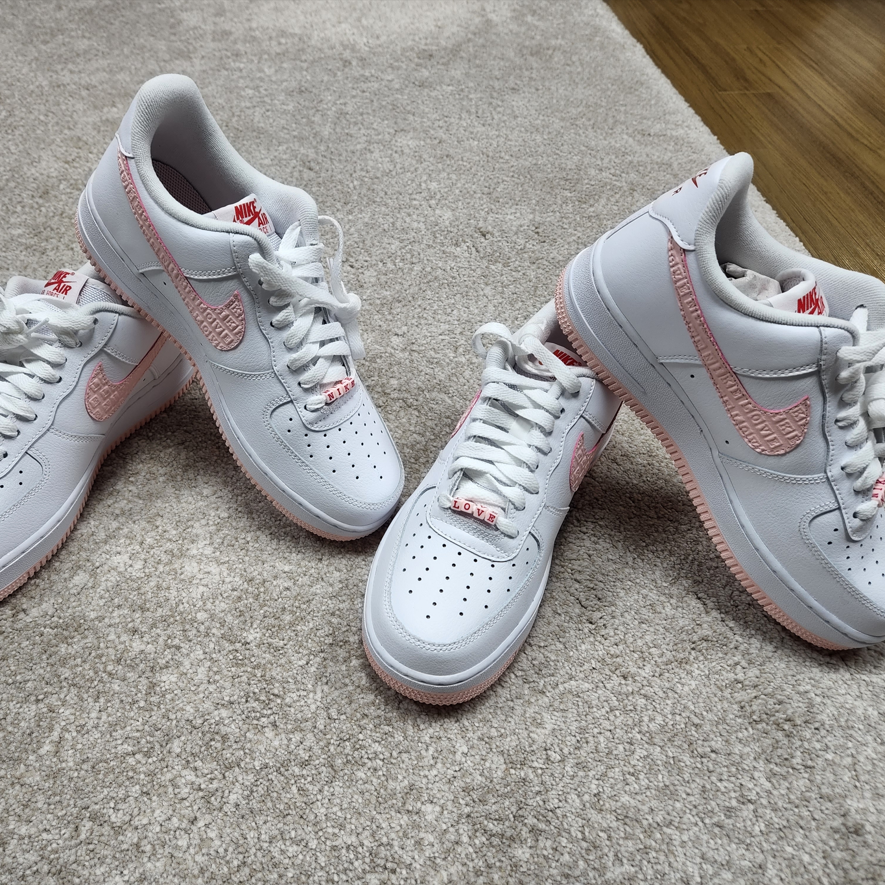 (W) Nike Air Force 1 '07 Valentine Day 2022 착용 스타일 - 2