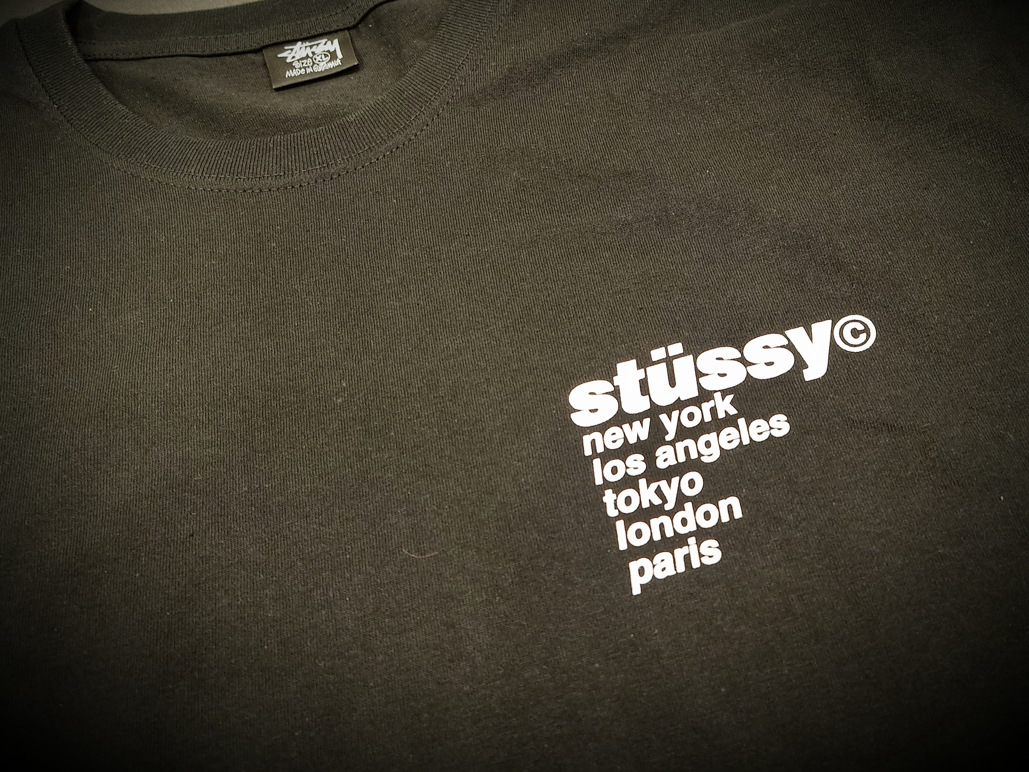 Stussy Strawberry T-Shirt Black 착용 스타일 - 1