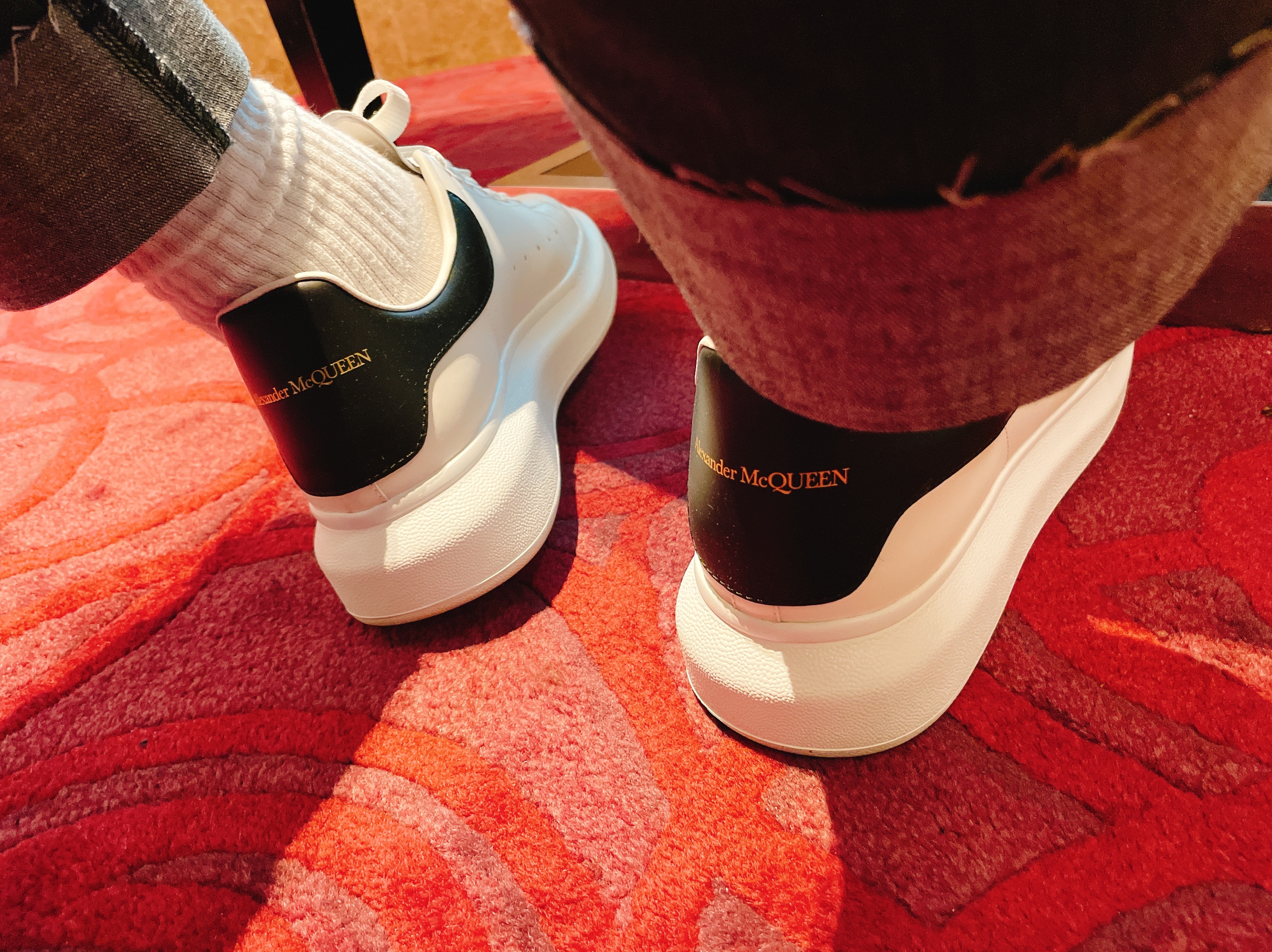 Alexander McQueen Oversized Sneakers White Black Embossed Suede Croco, Alexander McQueen Oversized Sneakers White Black 착용 스타일 - 2