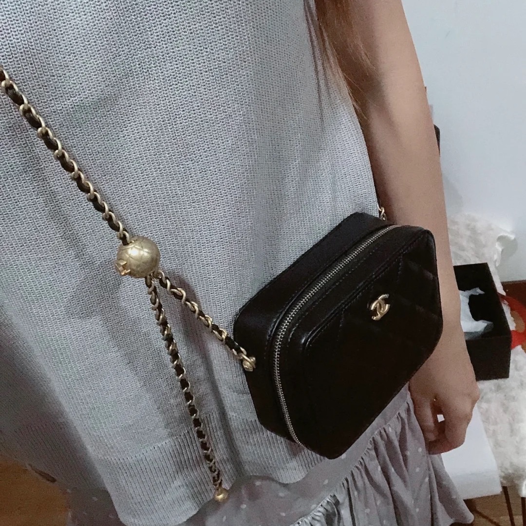 Chanel Clutch with Chain Small Square Mini Bag Lambskin & Gold Black 착용 스타일 - 1