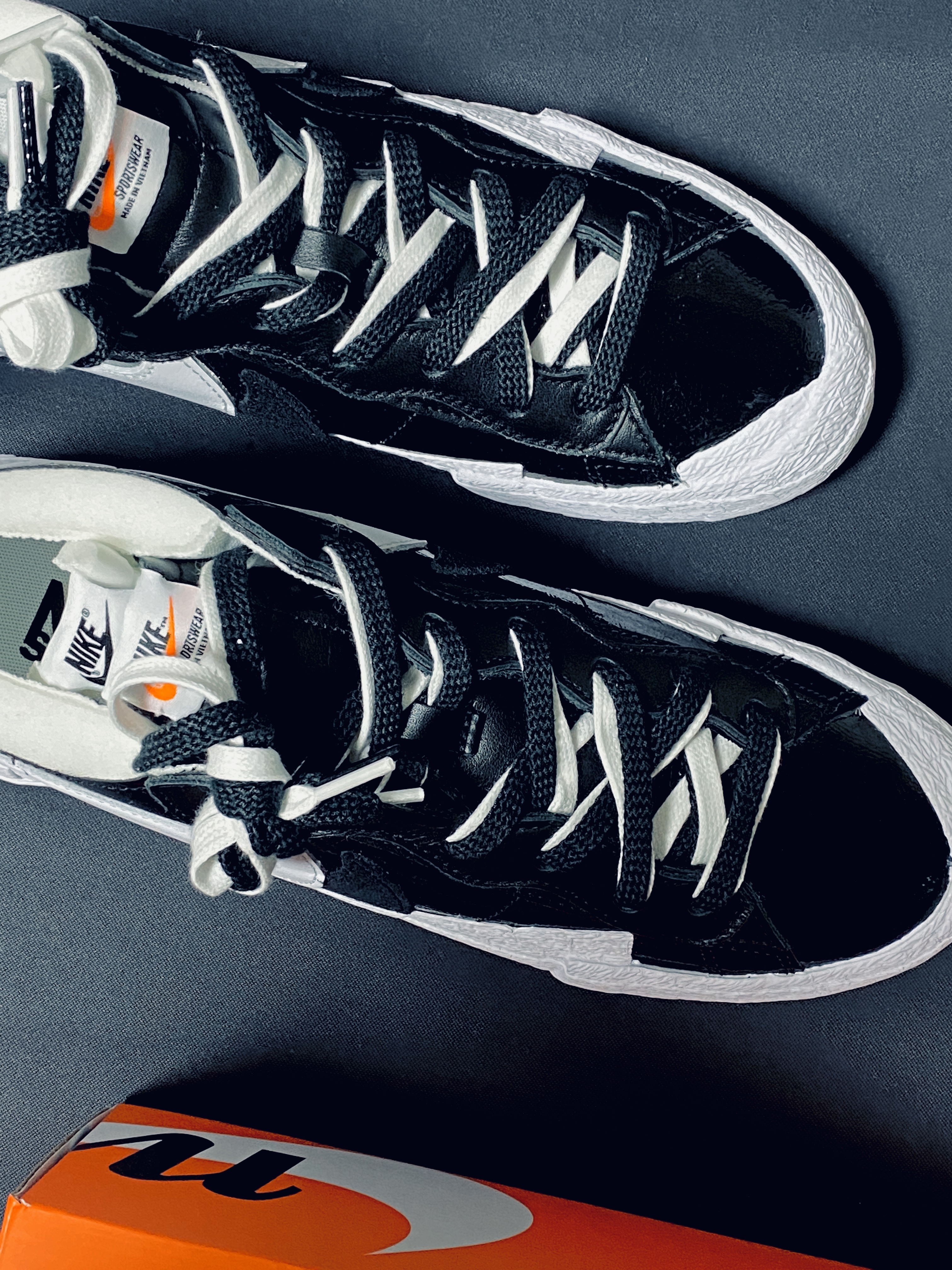 Nike x Sacai Blazer Low Black Patent Leather 착용 스타일 - 1
