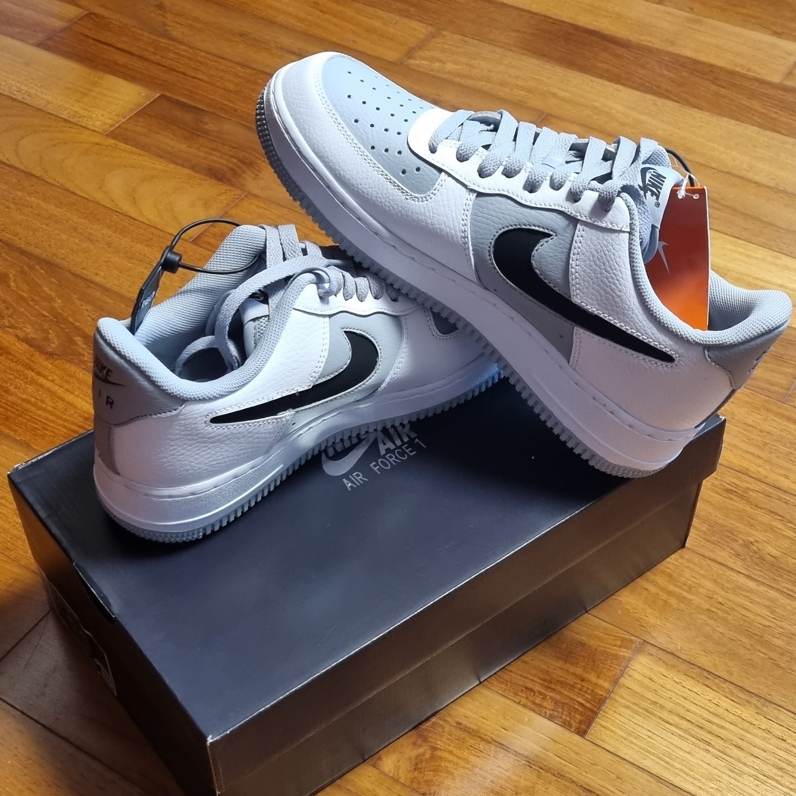 Nike Air Force 1 '07 Cut Out Swoosh Cool Grey 착용 스타일 - 1