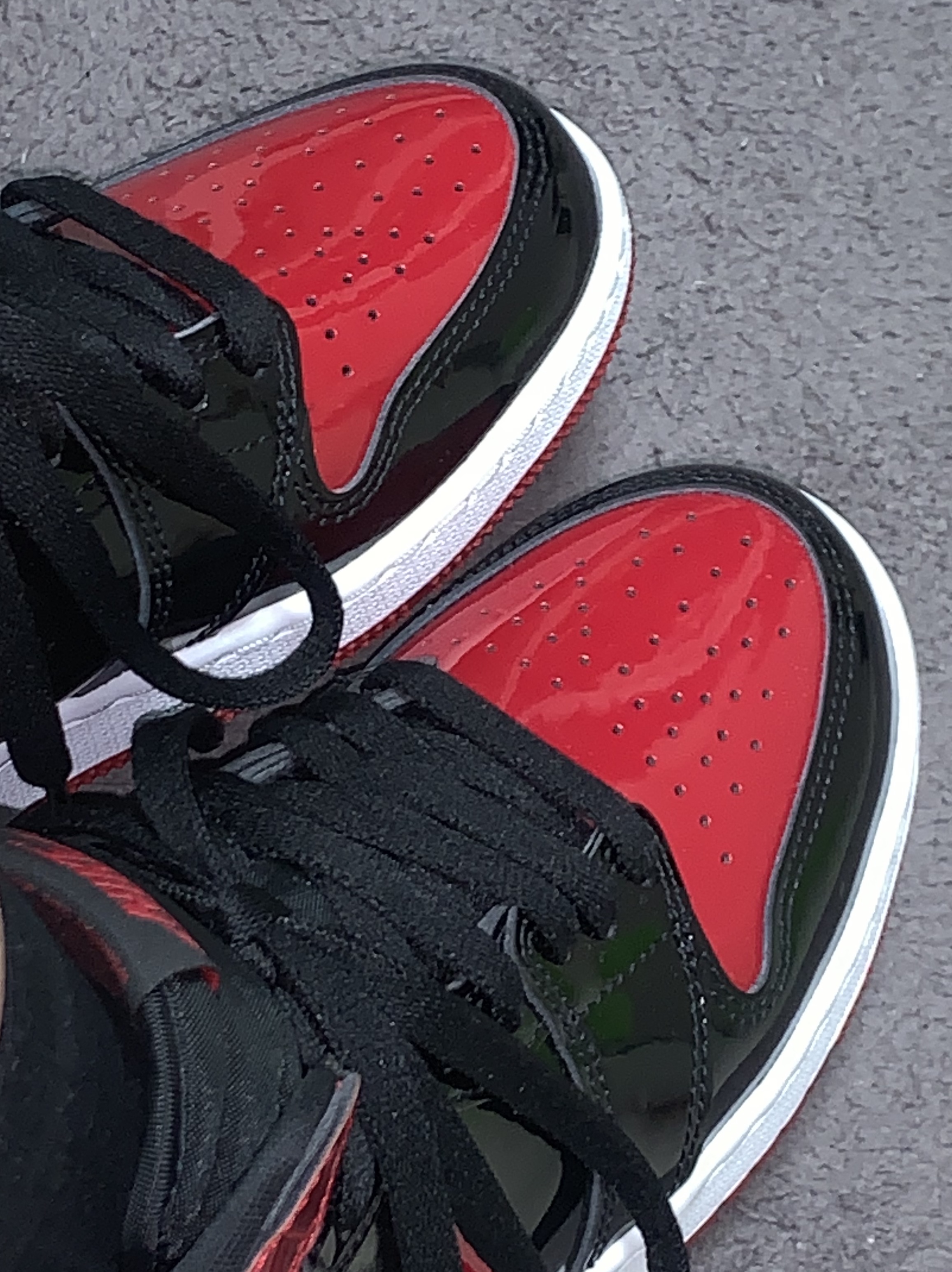 (GS) Jordan 1 Retro High OG Patent Bred 착용 스타일 - 3