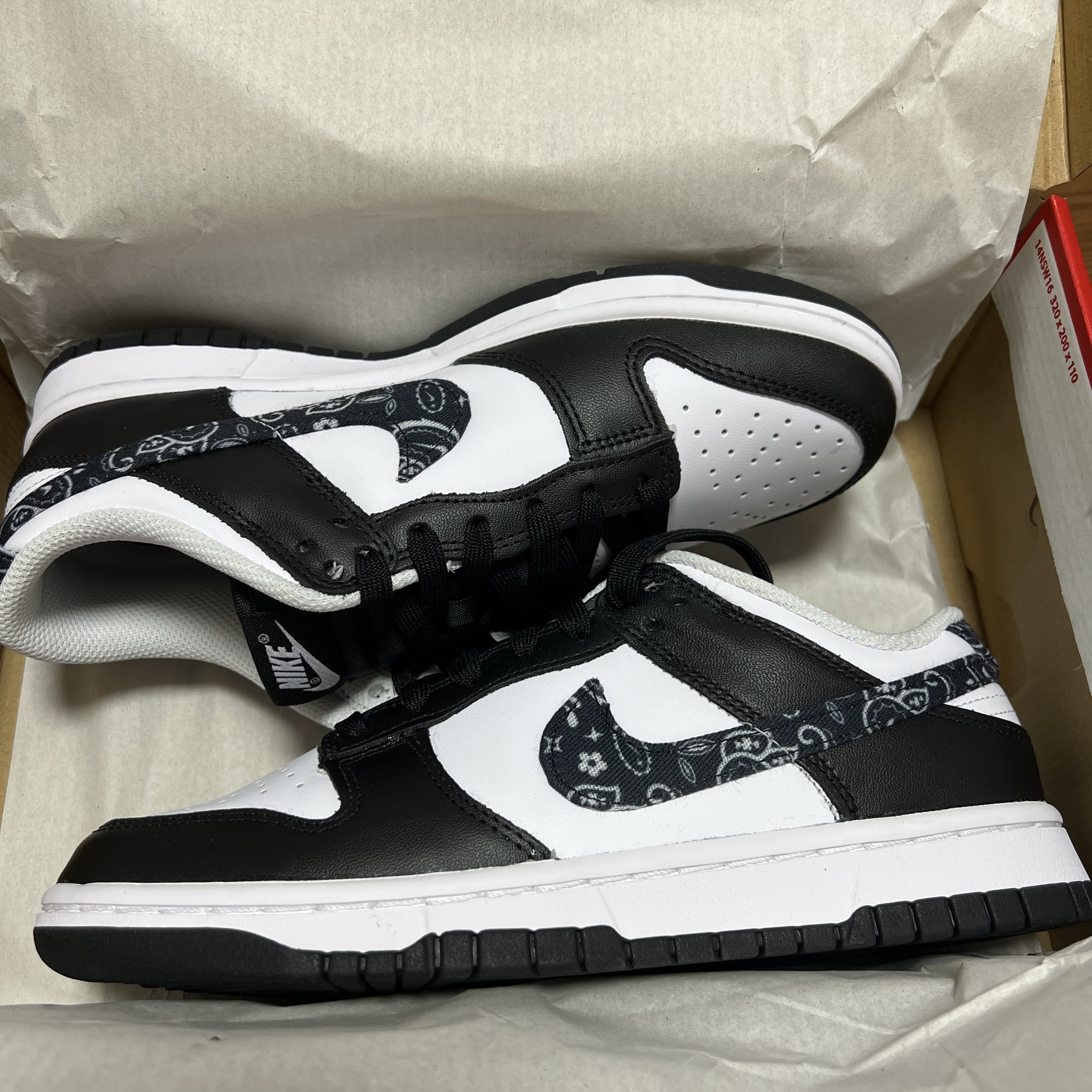 (W) Nike Dunk Low Essential Black Paisley 착용 스타일 - 2