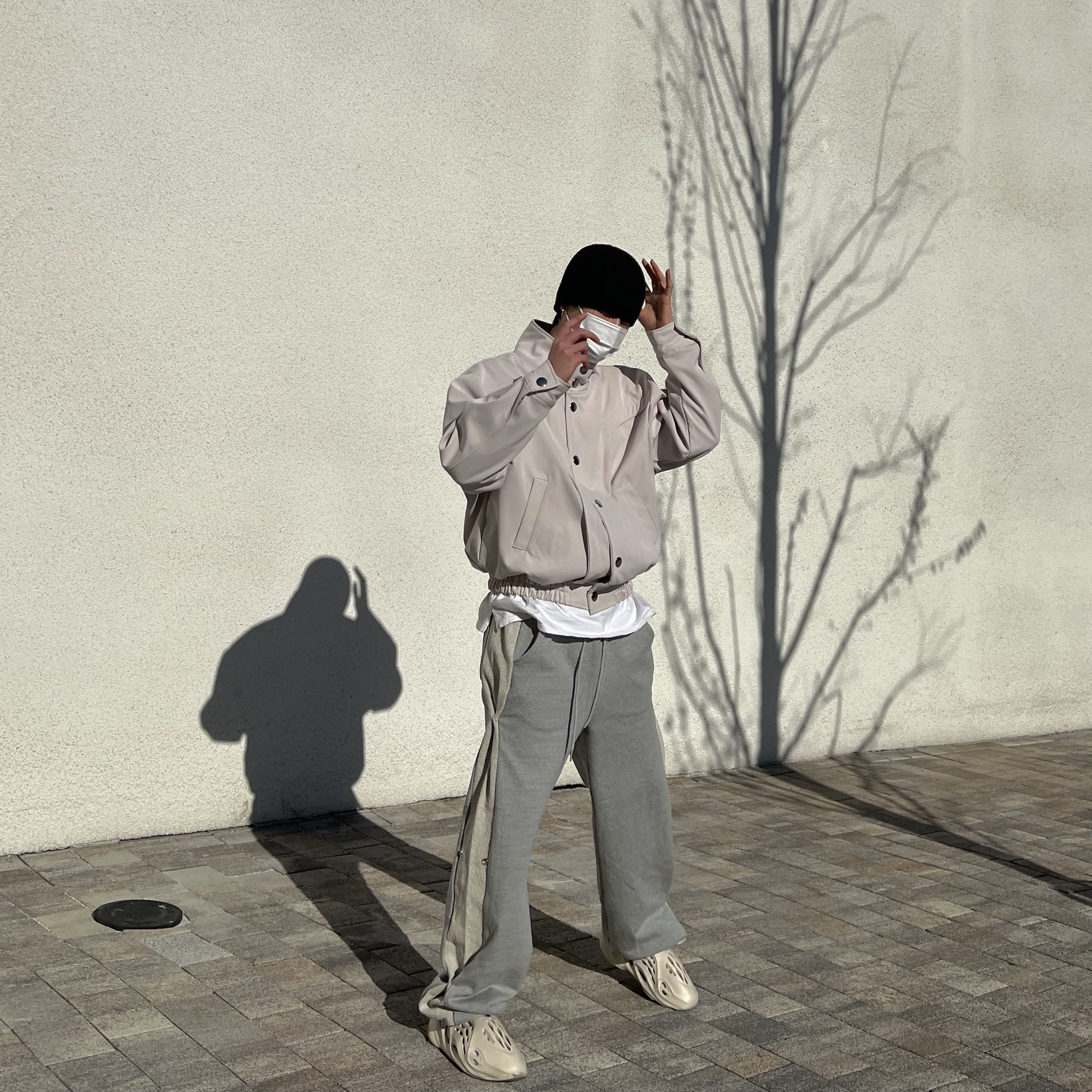 Adidas Yeezy Foam RNNR Sand 착용 스타일 - 1