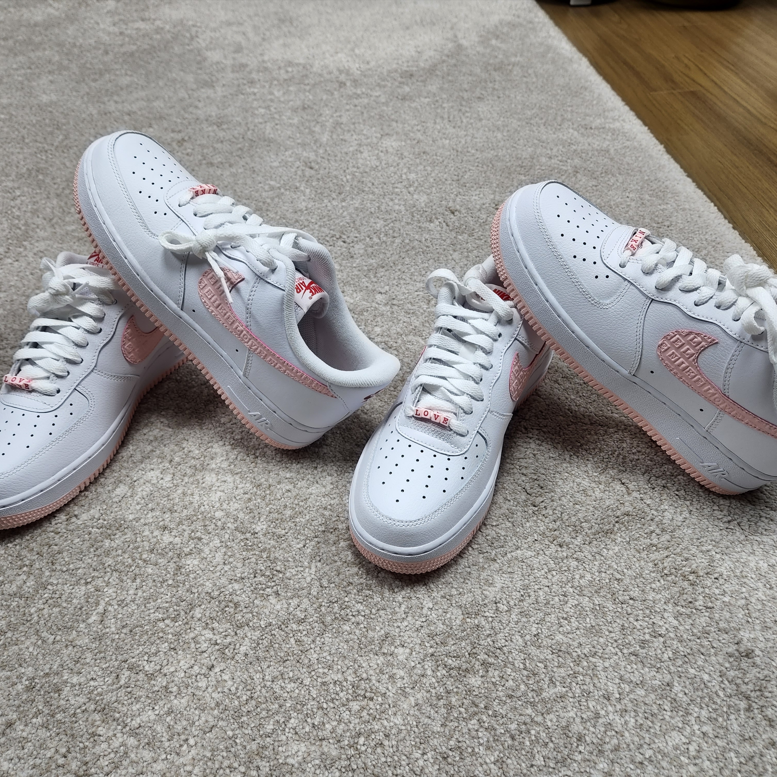 (W) Nike Air Force 1 '07 Valentine Day 2022 착용 스타일 - 1