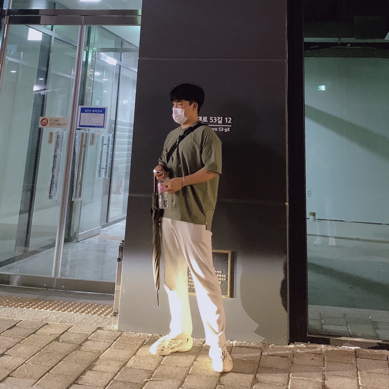 Adidas Yeezy Foam RNNR Sand 착용 스타일