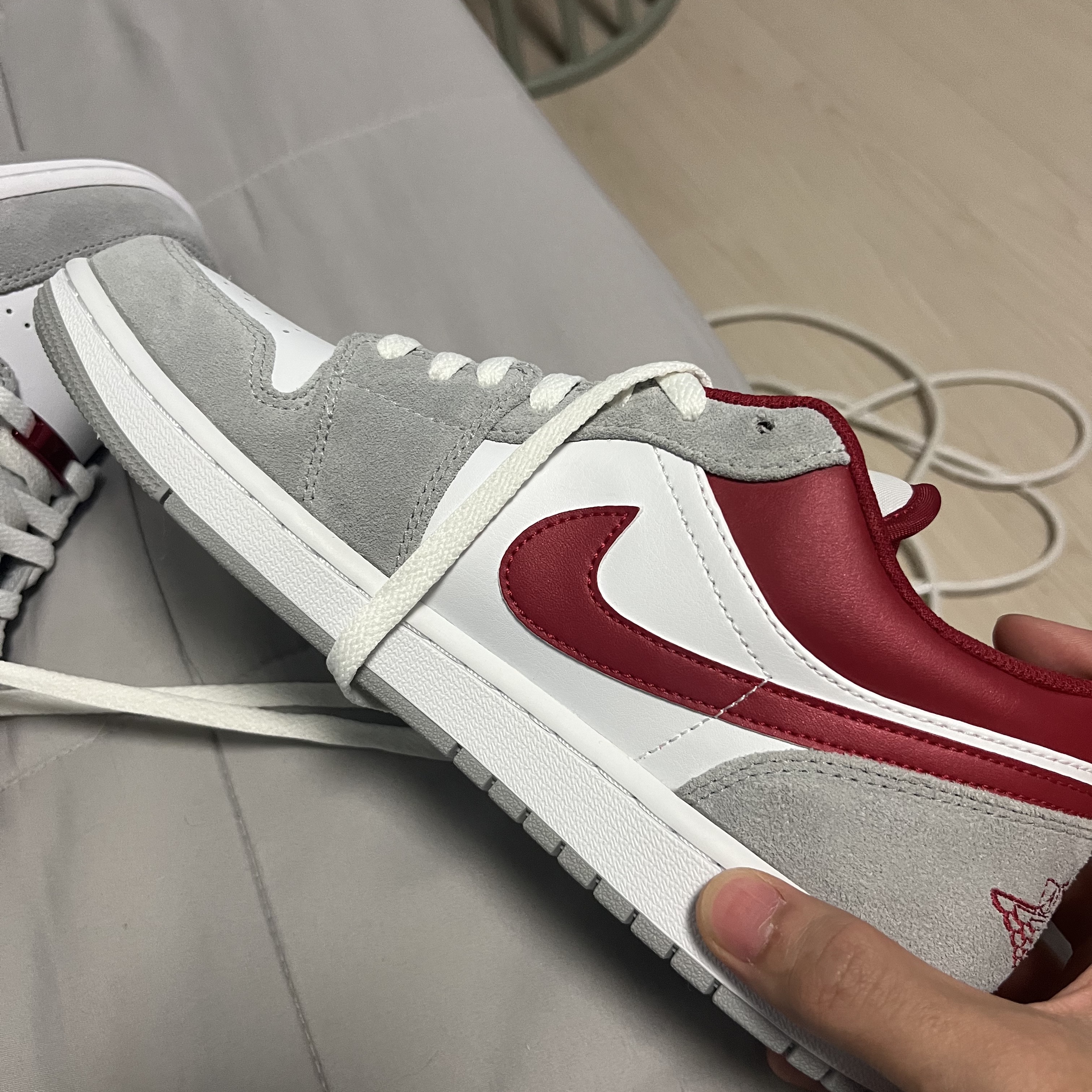 Jordan 1 Low SE Light Smoke Grey Gym Red 착용 스타일 - 2