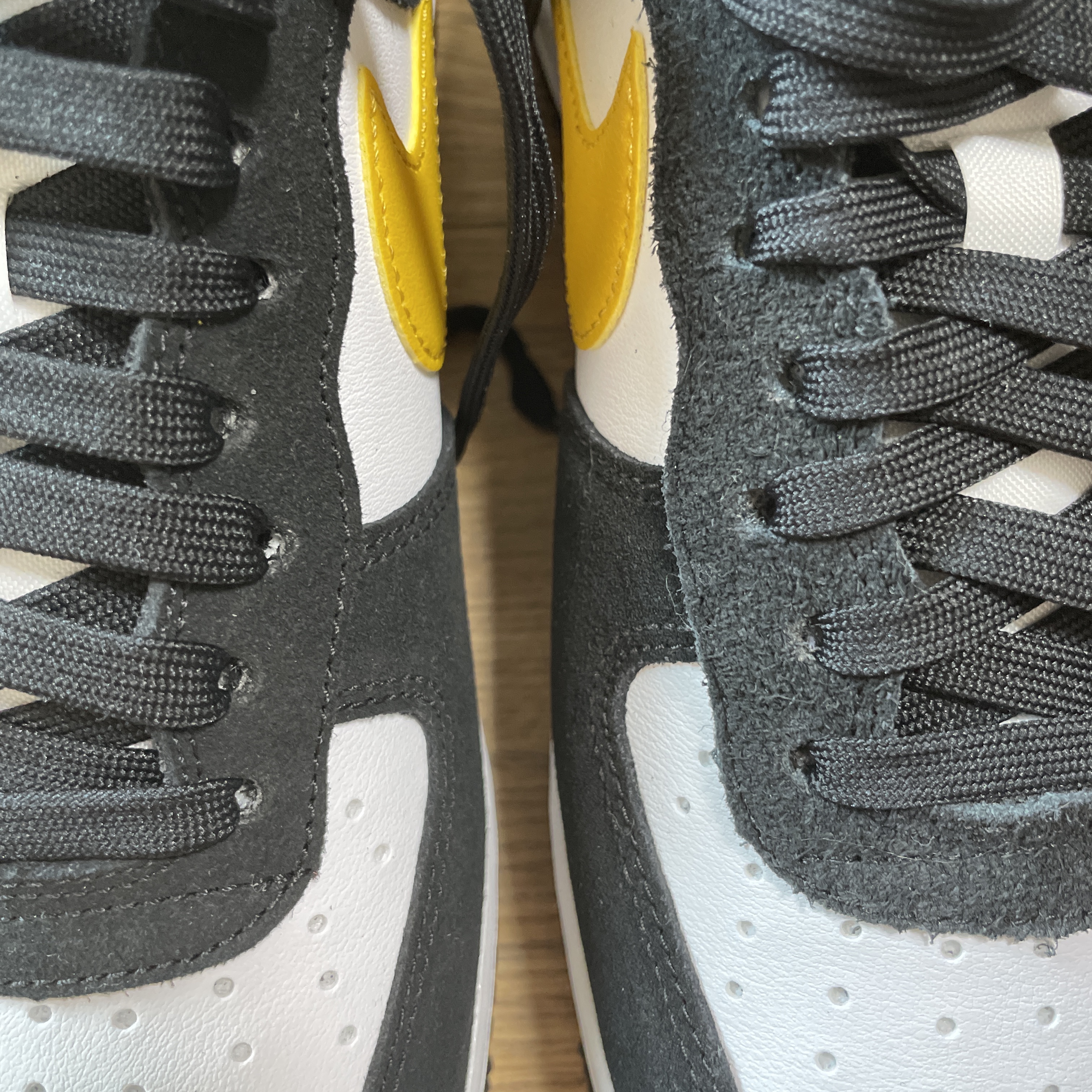 Nike Air Force 1 '07 LV8 Athletic Club Black Dark Sulfur 착용 스타일 - 1