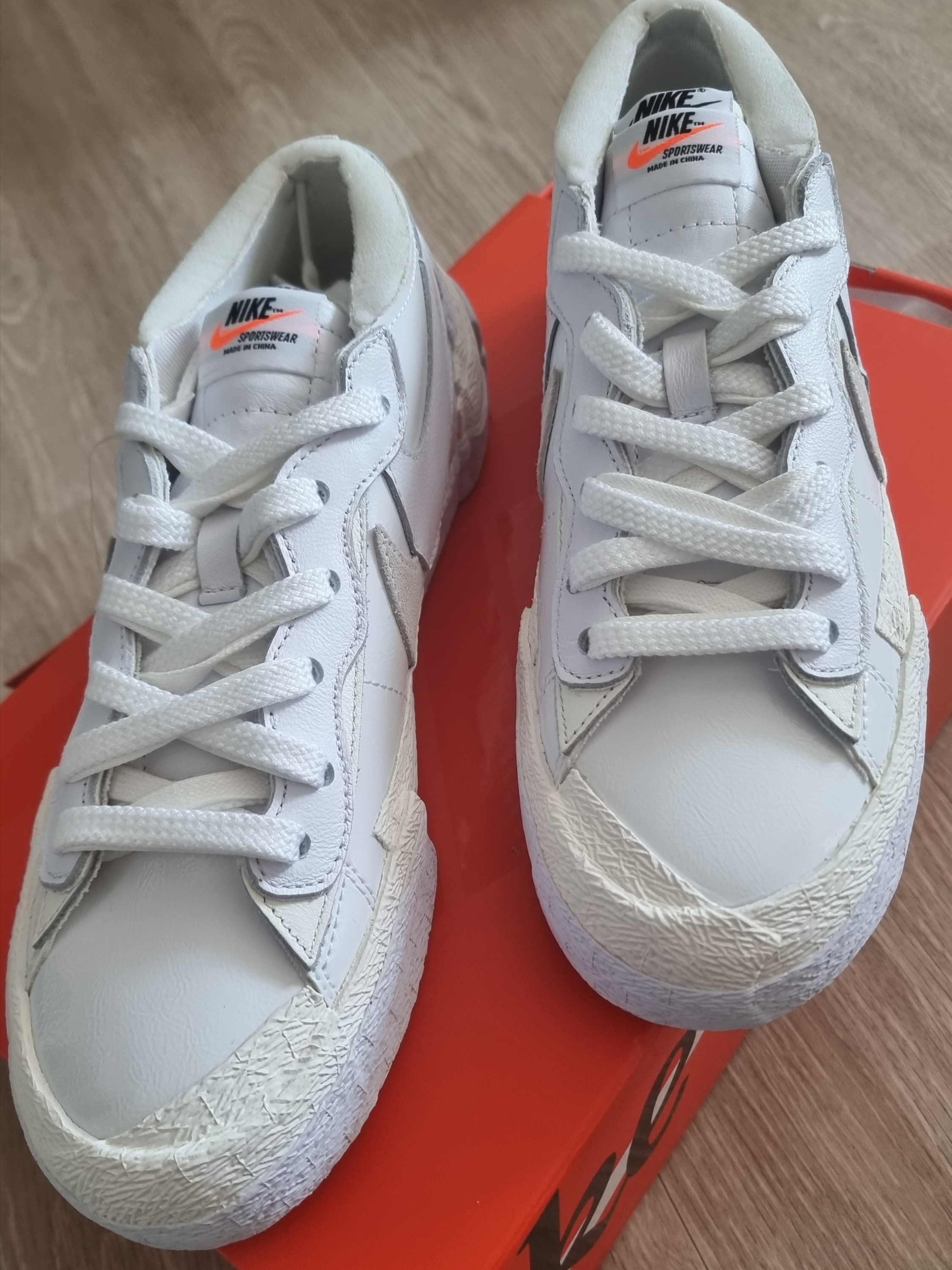 Nike x Sacai Blazer Low White Patent Leather 착용 스타일 - 1
