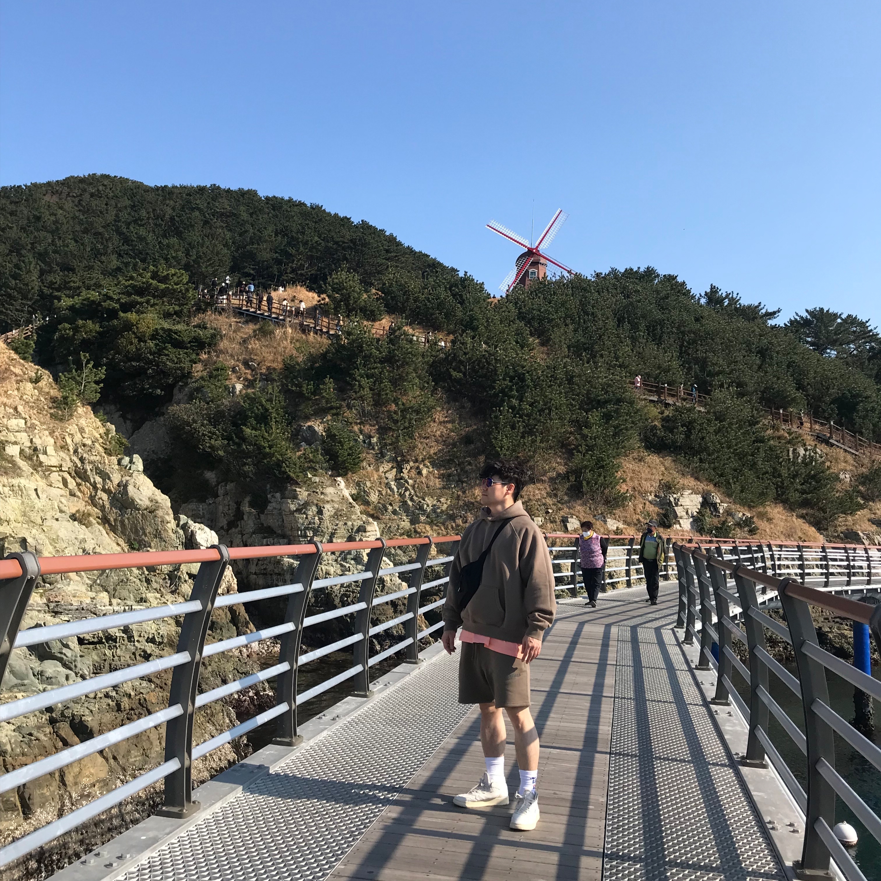 Essentials Pull-Over Hoodie Harvest - 21FW, Essentials Sweatshorts Harvest - 21FW 착용 스타일
