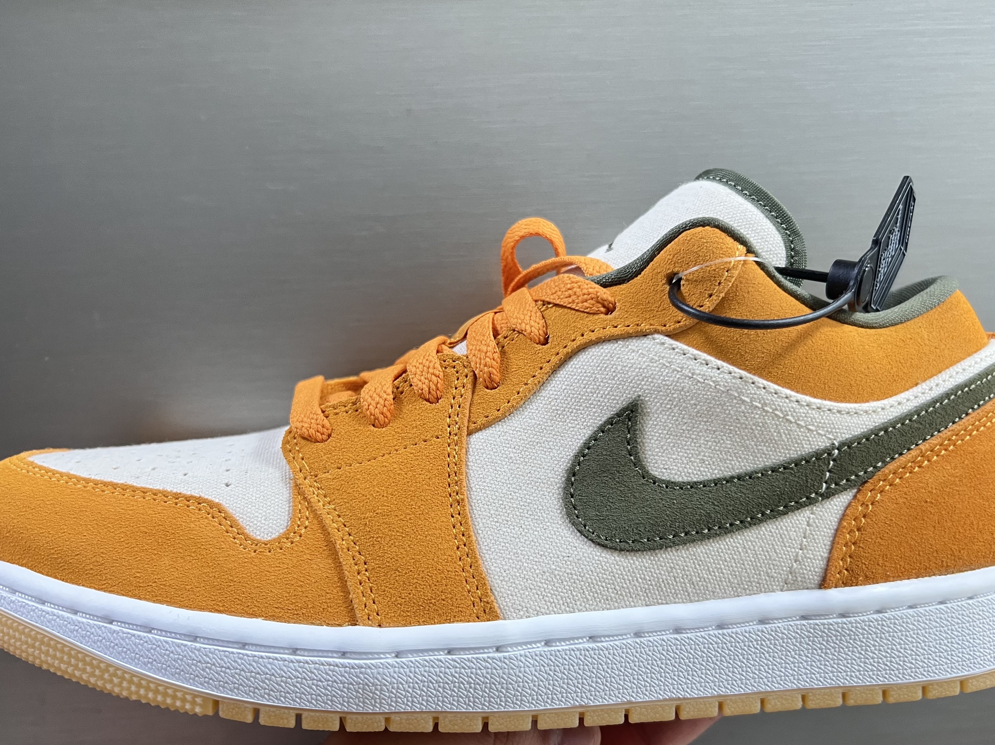 Jordan 1 Low SE Light Curry 착용 스타일