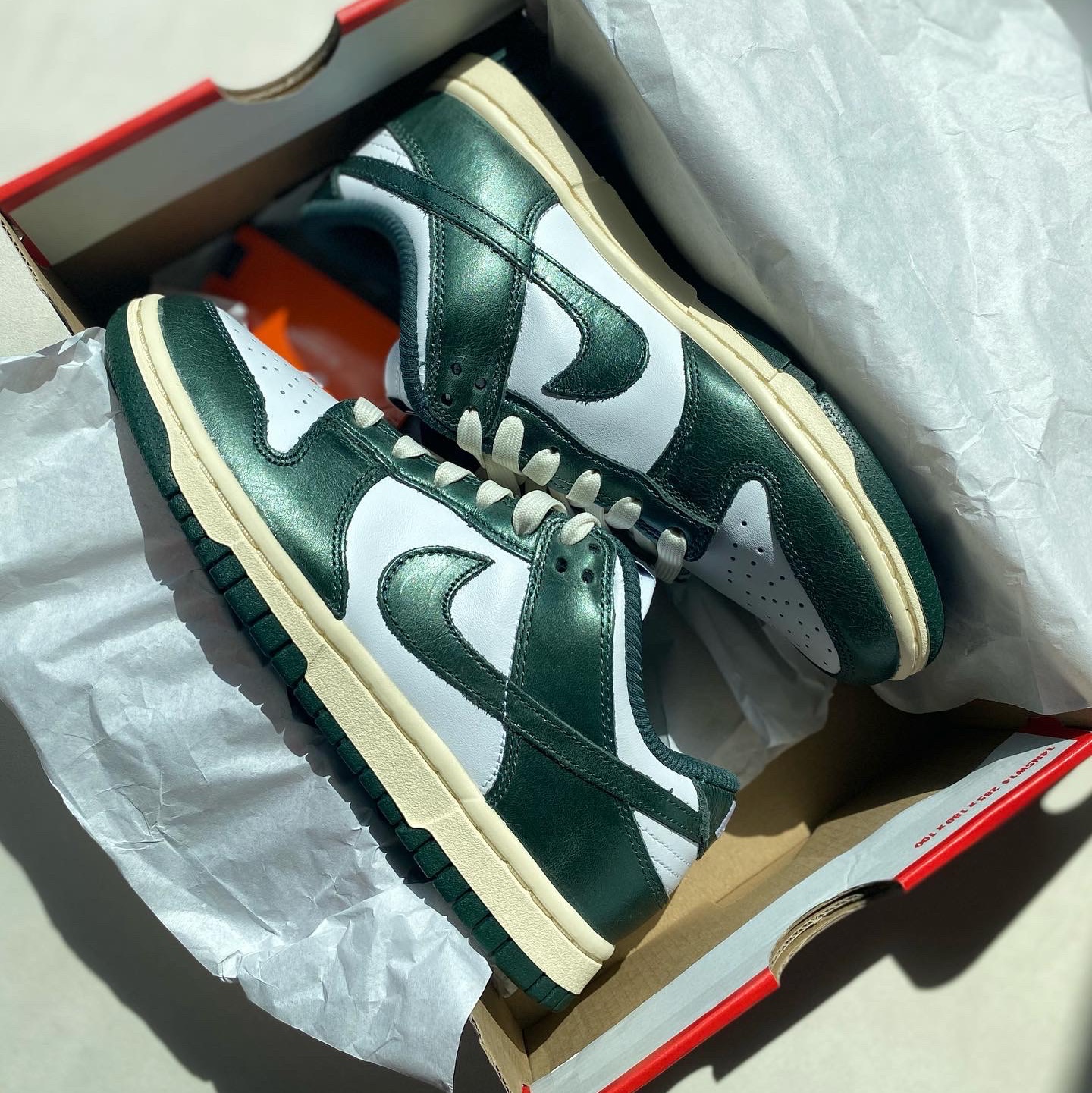 (W) Nike Dunk Low Vintage Green, Autry Medalist Low Leather Sneakers White 착용 스타일 - 1