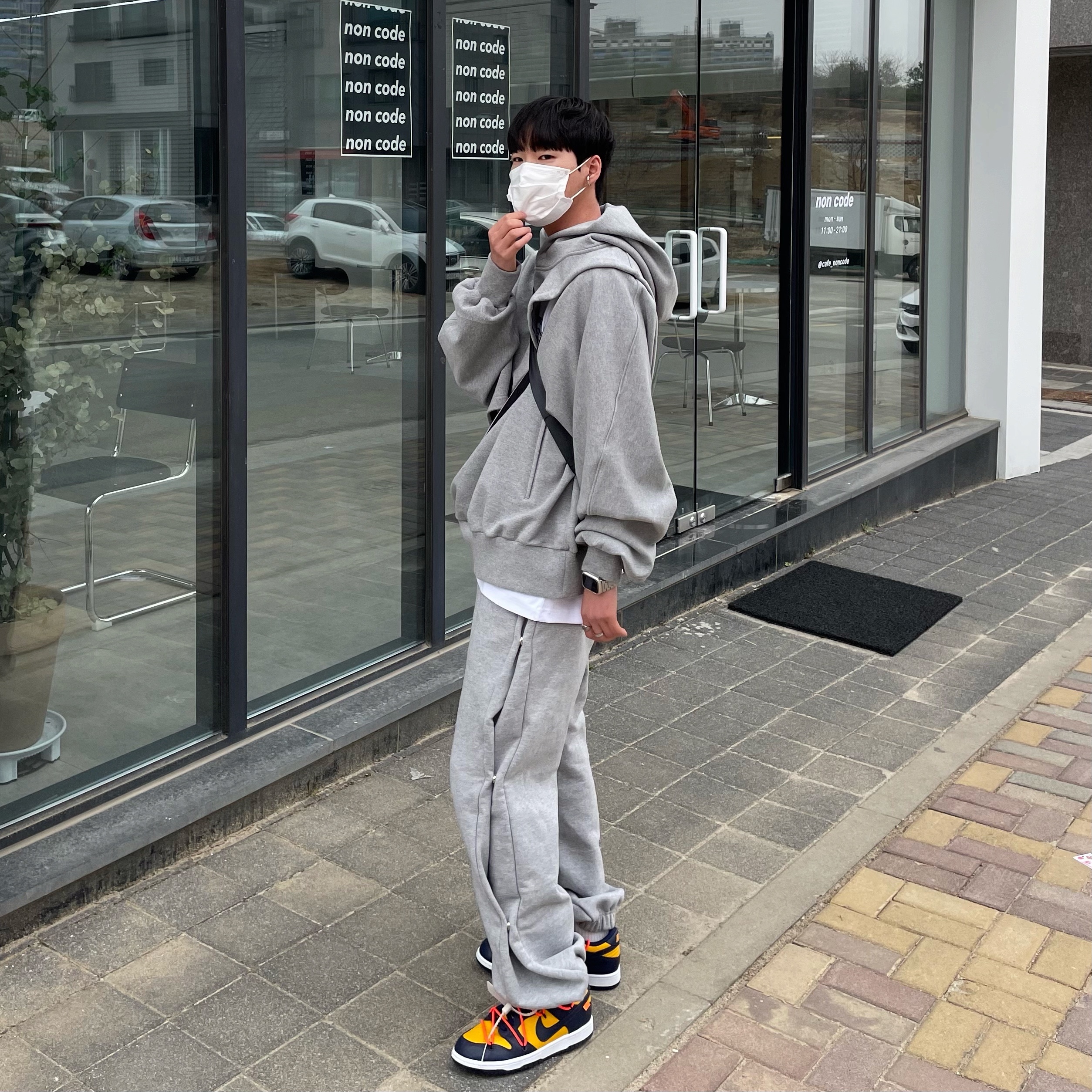 Nike x Off-White Dunk Low University Gold Midnight Navy 착용 스타일
