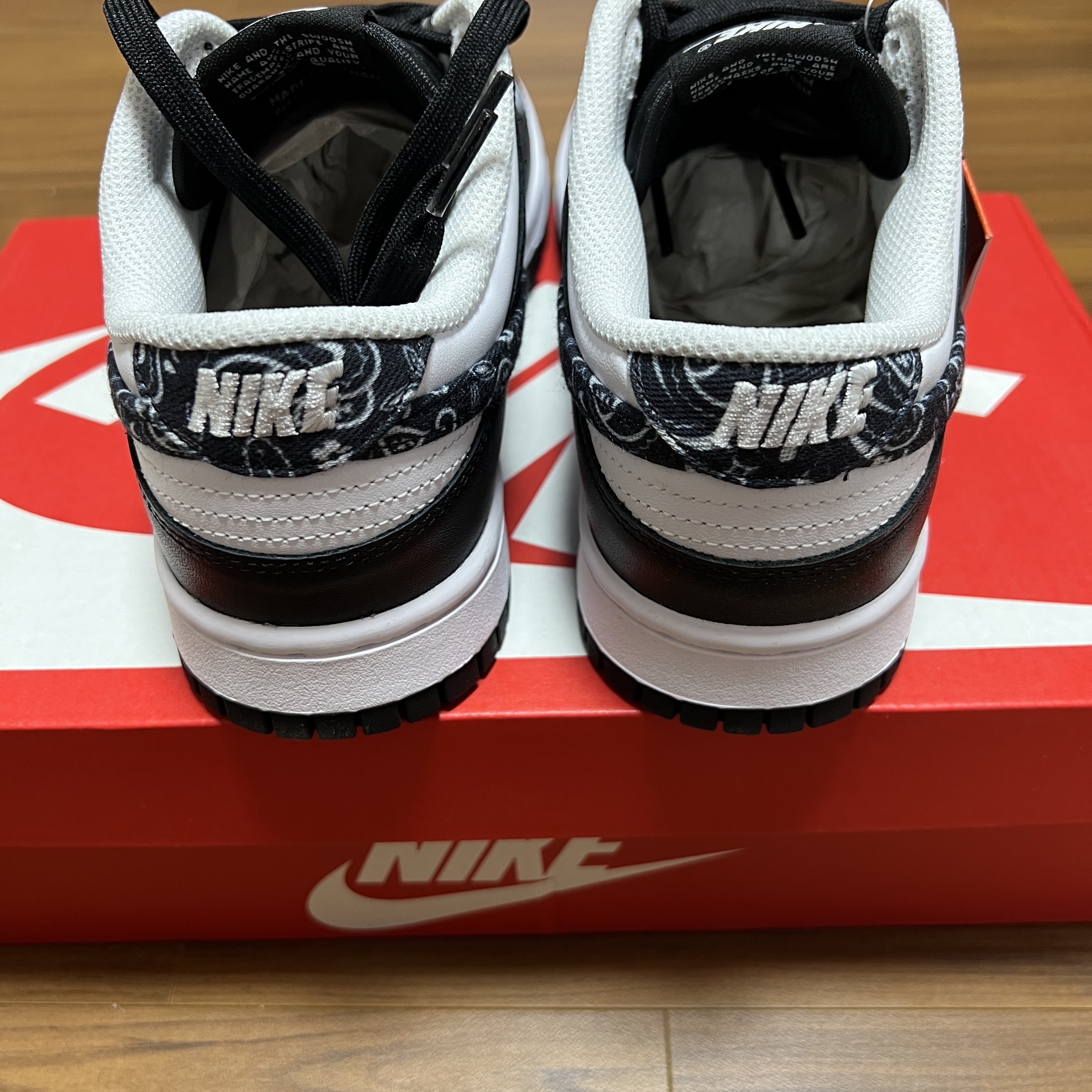 (W) Nike Dunk Low Essential Black Paisley 착용 스타일 - 3