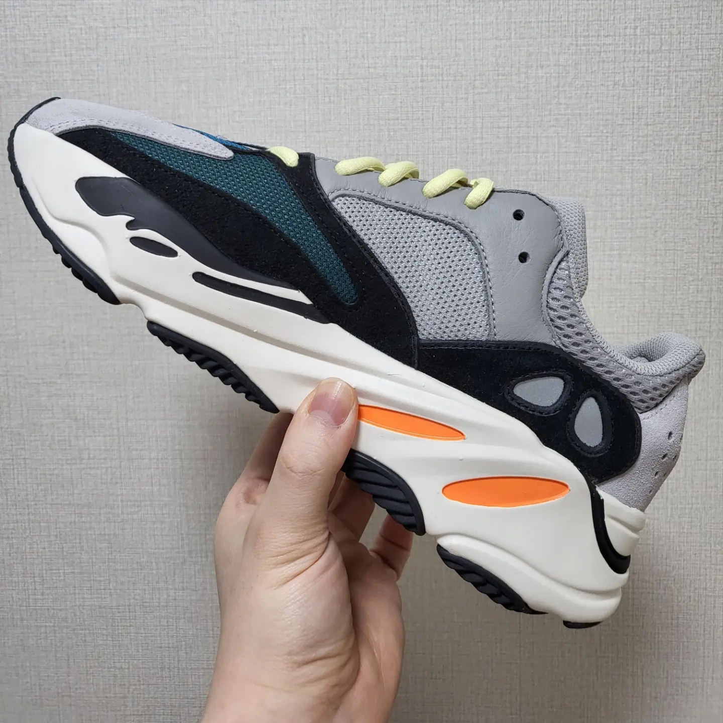 Adidas Yeezy Boost 700 Wave Runner Solid Grey 2021/2022 착용 스타일