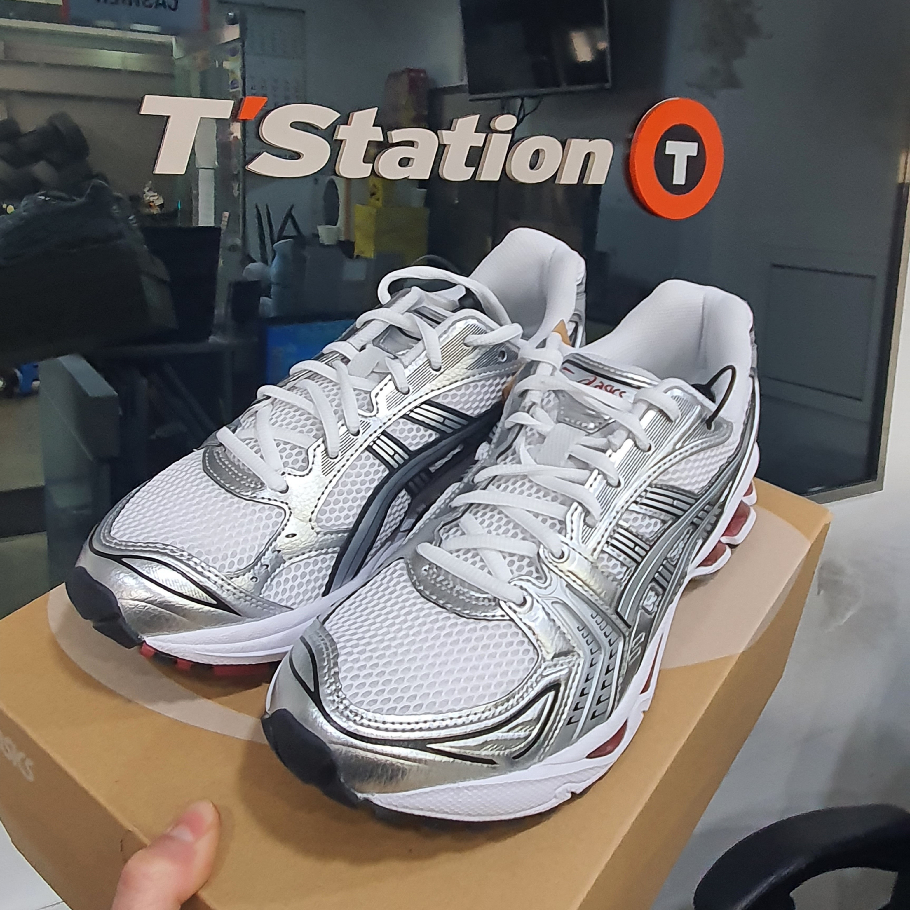 Asics Gel-Kayano 14 White Pure Silver Red 착용 스타일 - 1