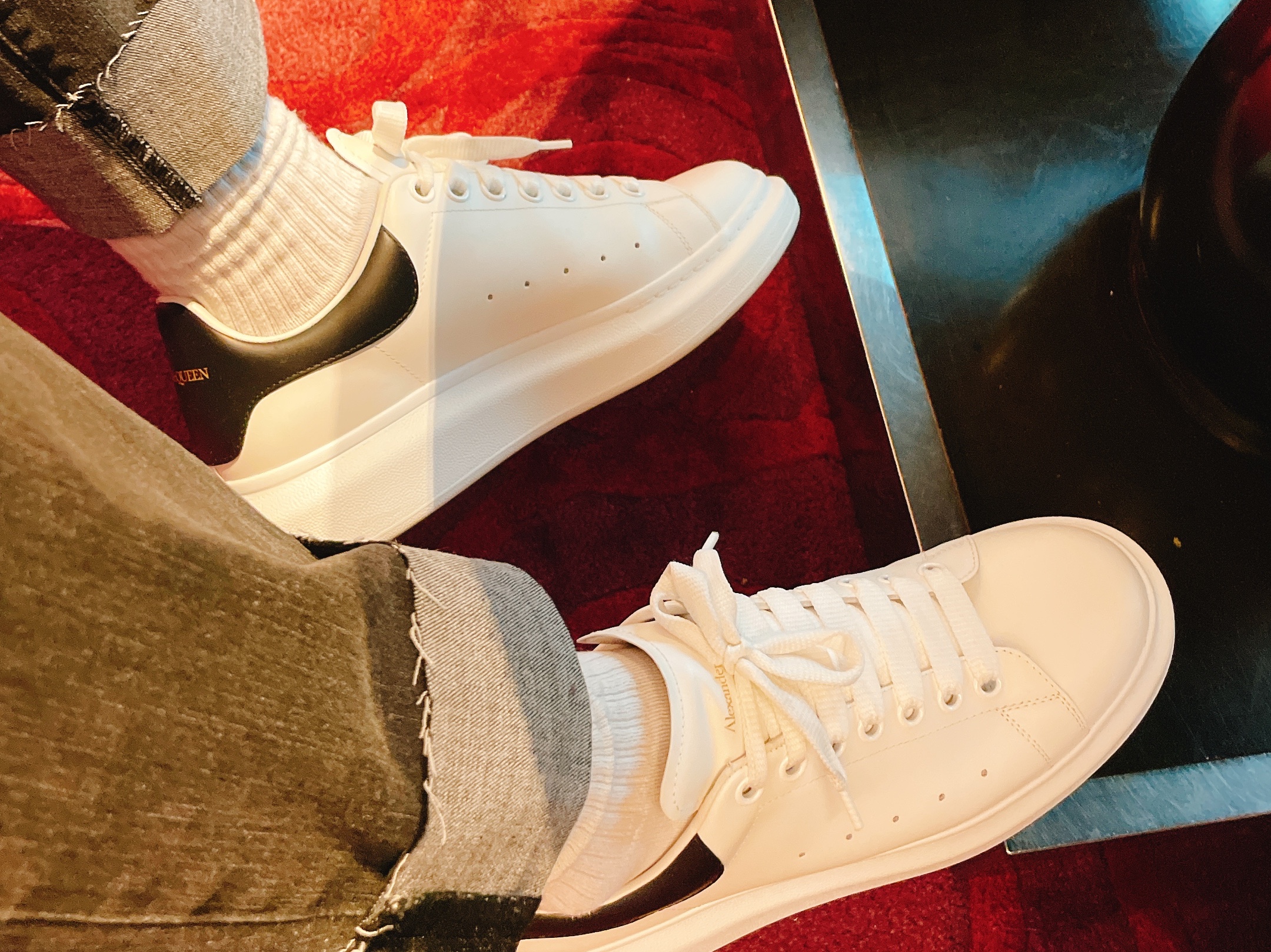 Alexander McQueen Oversized Sneakers White Black Embossed Suede Croco, Alexander McQueen Oversized Sneakers White Black 착용 스타일 - 1