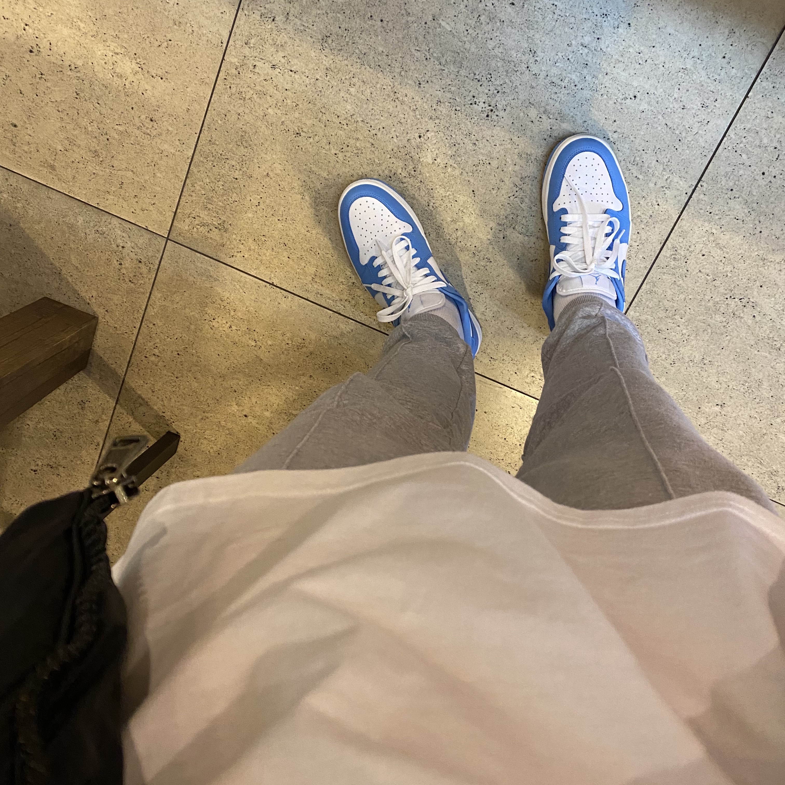Jordan 1 Low Golf White and University Blue 착용 스타일