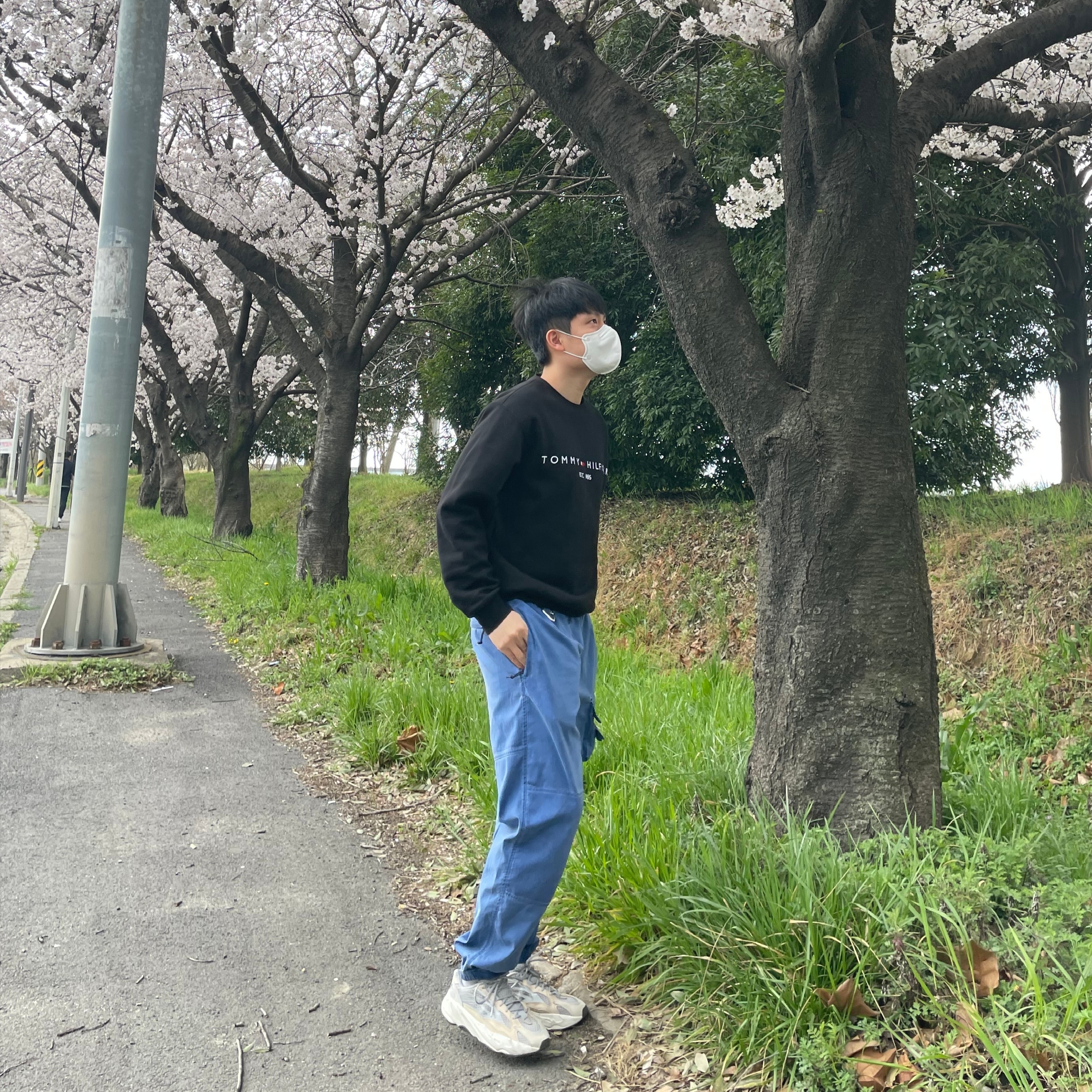 Adidas Yeezy Boost 700 V2 Cream, Nike ACG Watchman Peak Pants Blue Void - Asia 착용 스타일 - 1