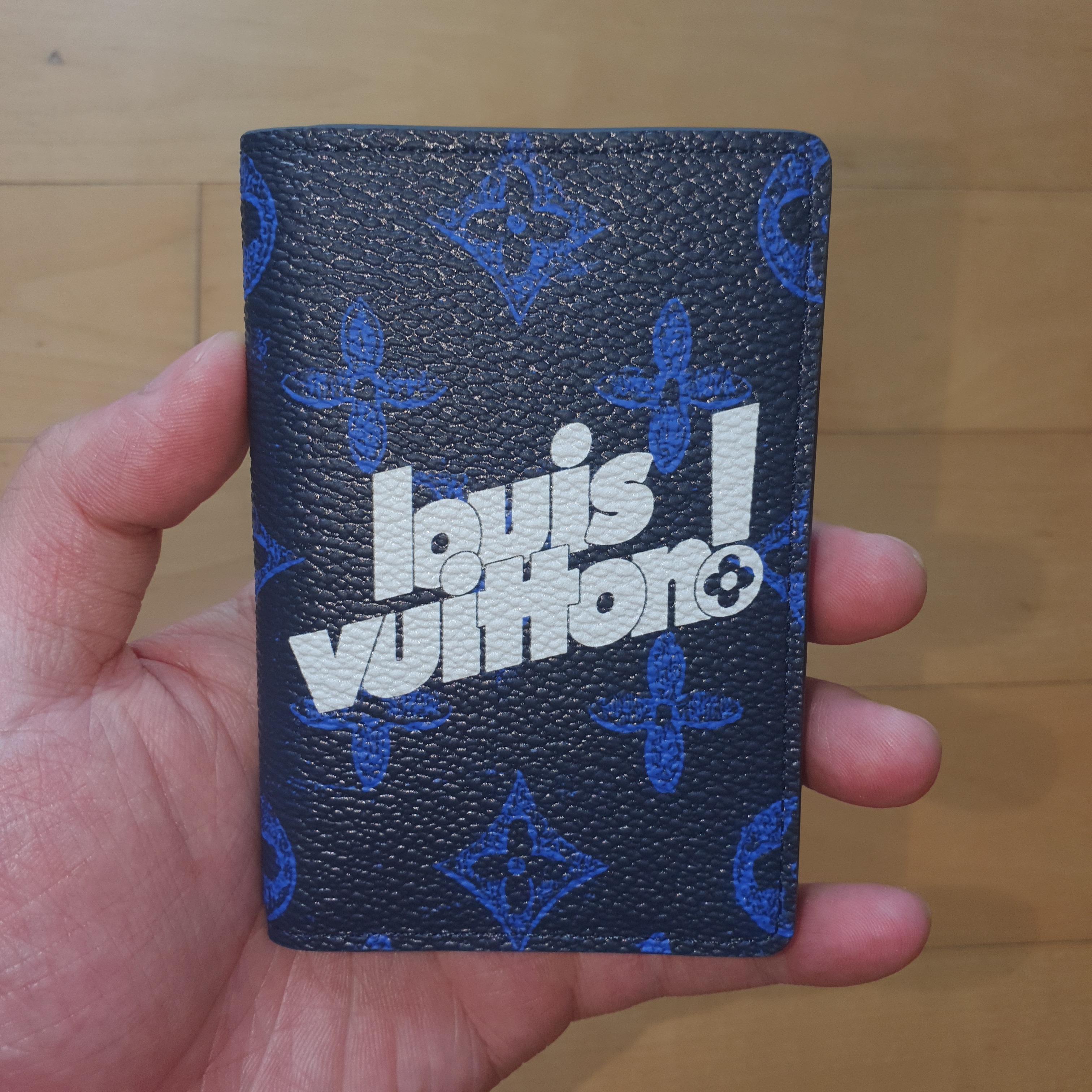 Louis Vuitton Pocket Organizer Everyday LV Vintage Monogram Blue 착용 스타일 - 1