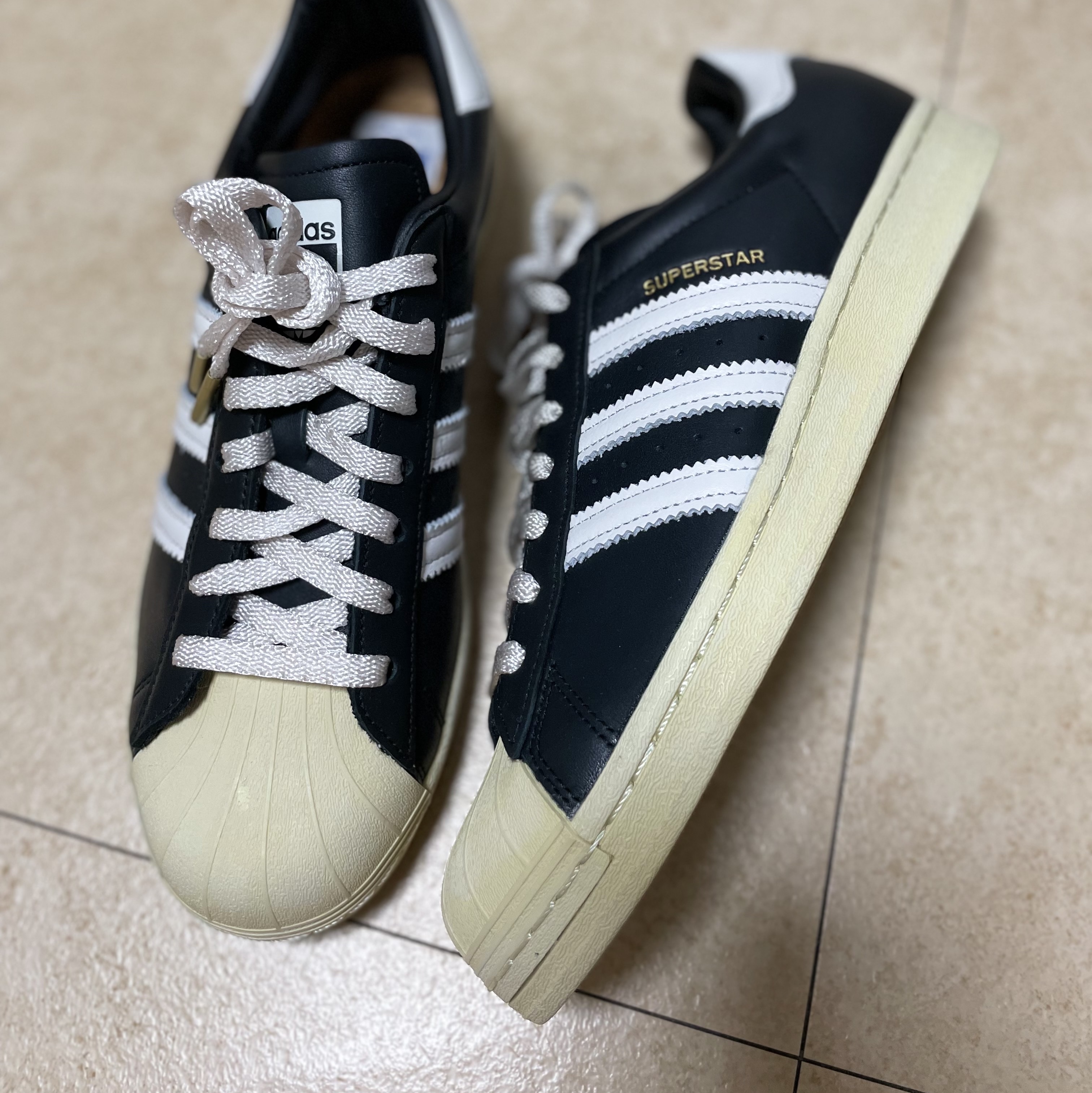 Adidas Superstar Premium Black White 착용 스타일 - 2