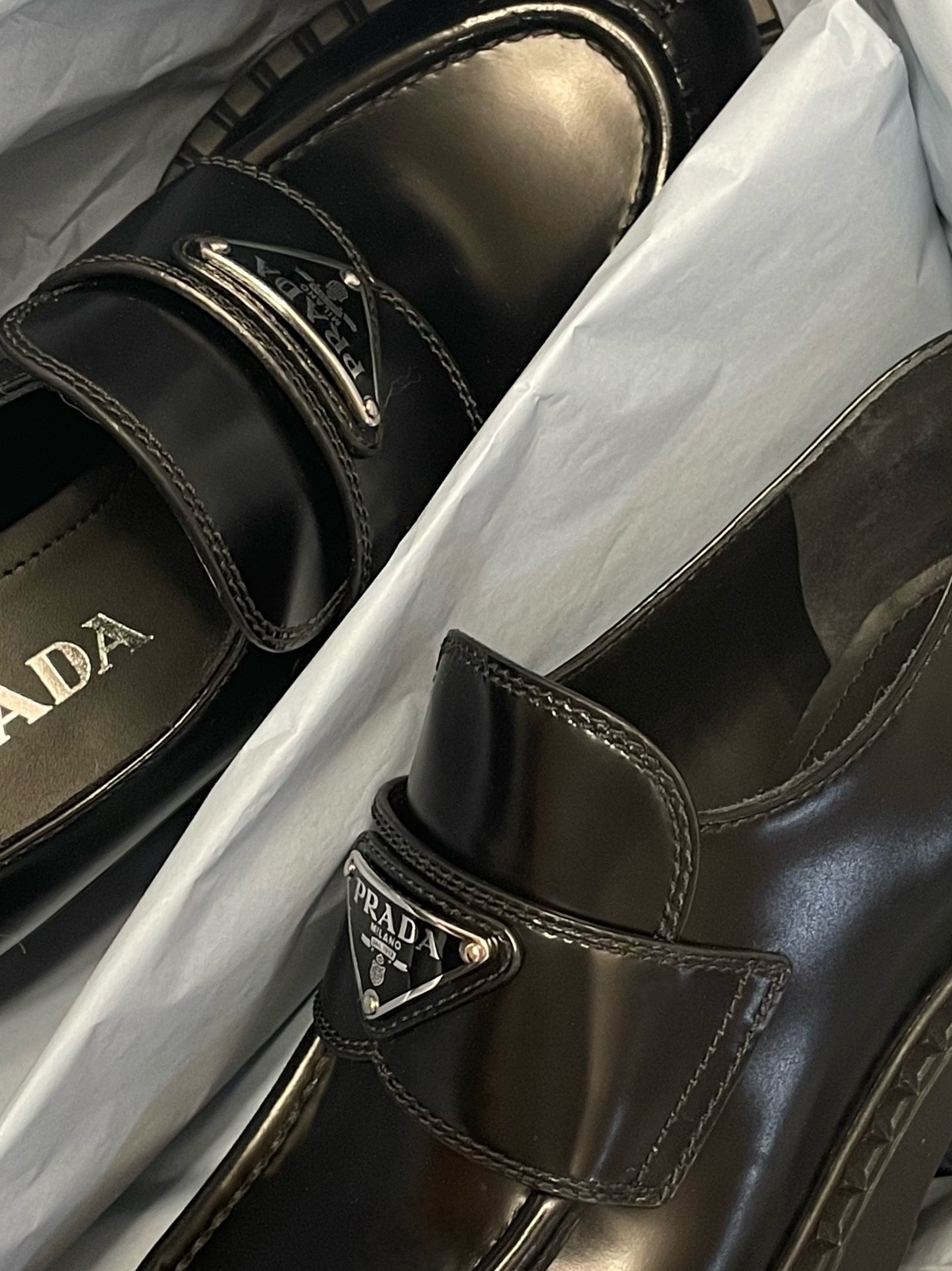 Prada Chocolate Brushed Leather Loafers Black 착용 스타일 - 3
