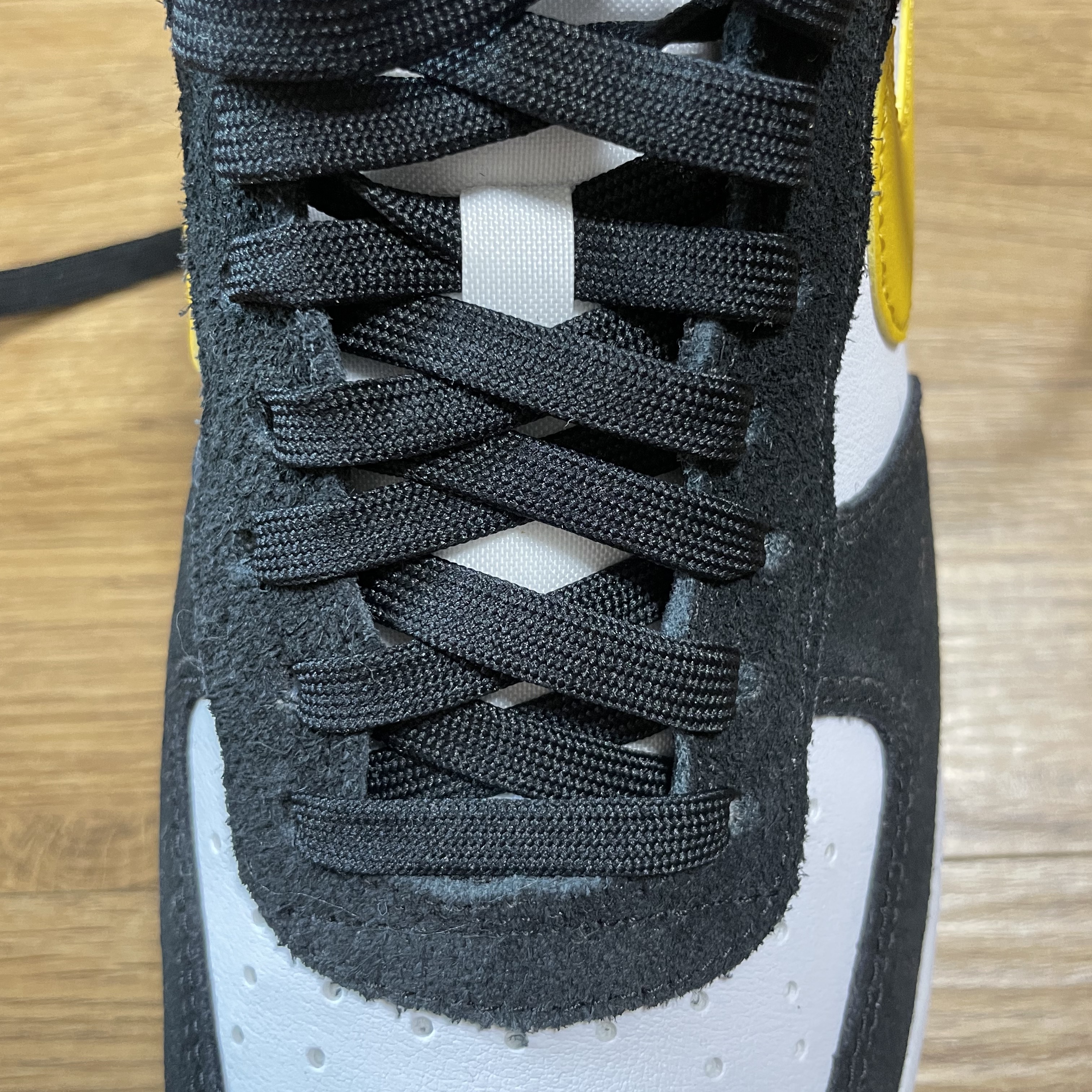 Nike Air Force 1 '07 LV8 Athletic Club Black Dark Sulfur 착용 스타일 - 3