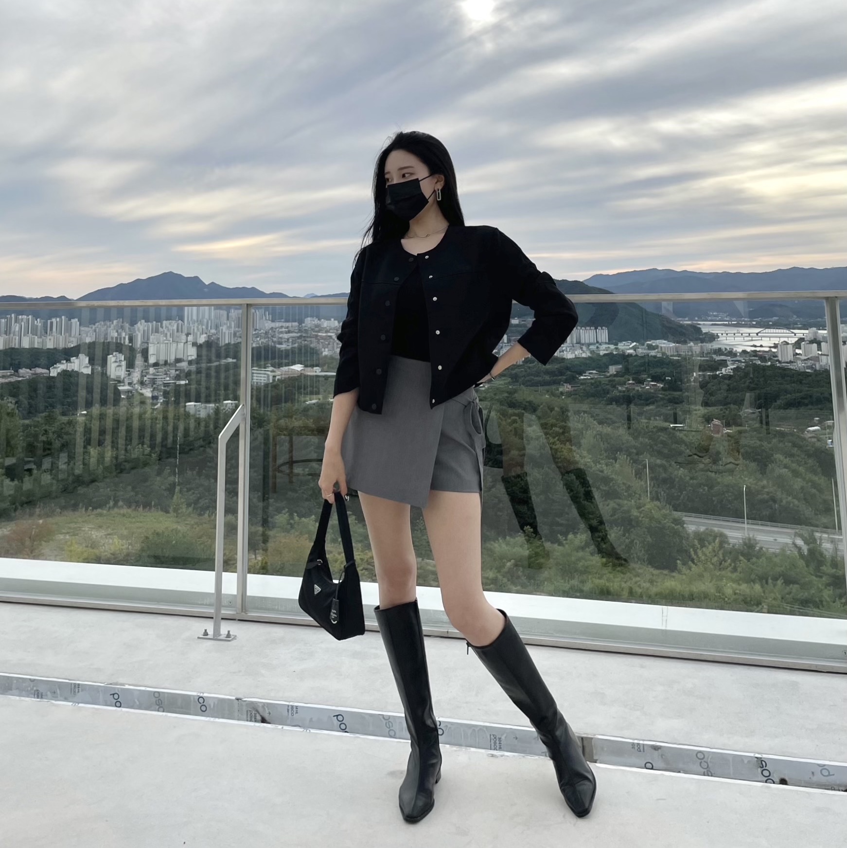 Prada Re-Edition 2000 Re-Nylon Mini Shoulder Bag Black 착용 스타일 - 1