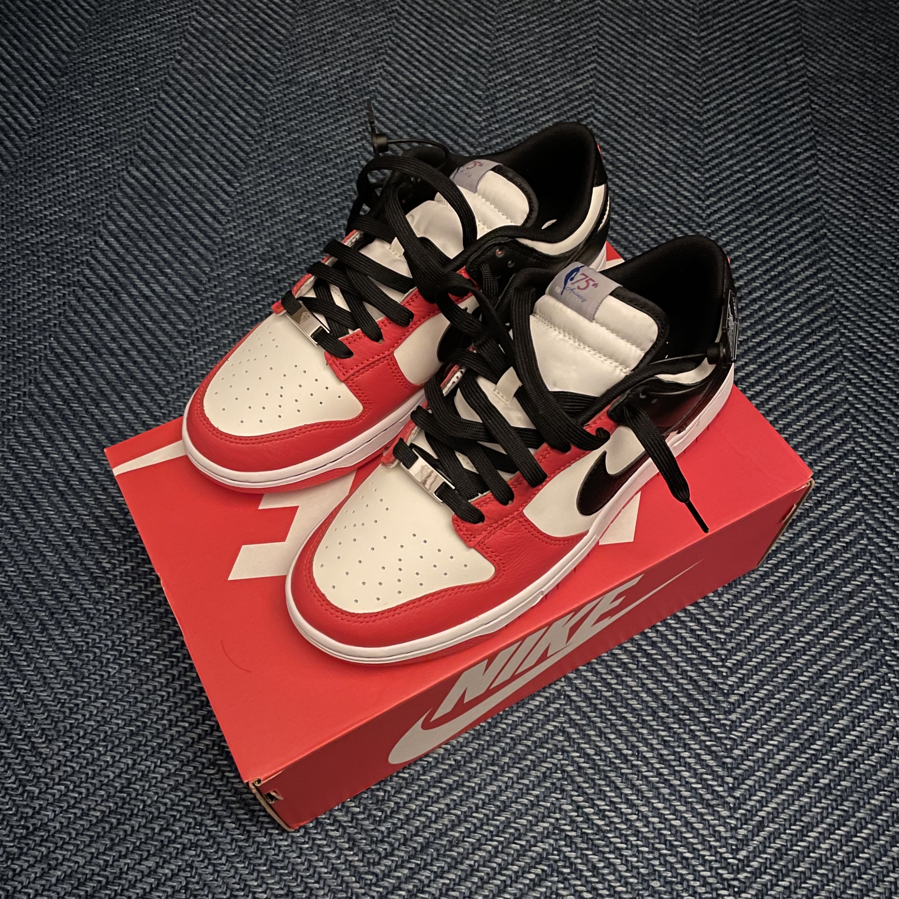 Nike x NBA Dunk Low Retro EMB Black and Chile Red 착용 스타일 - 2