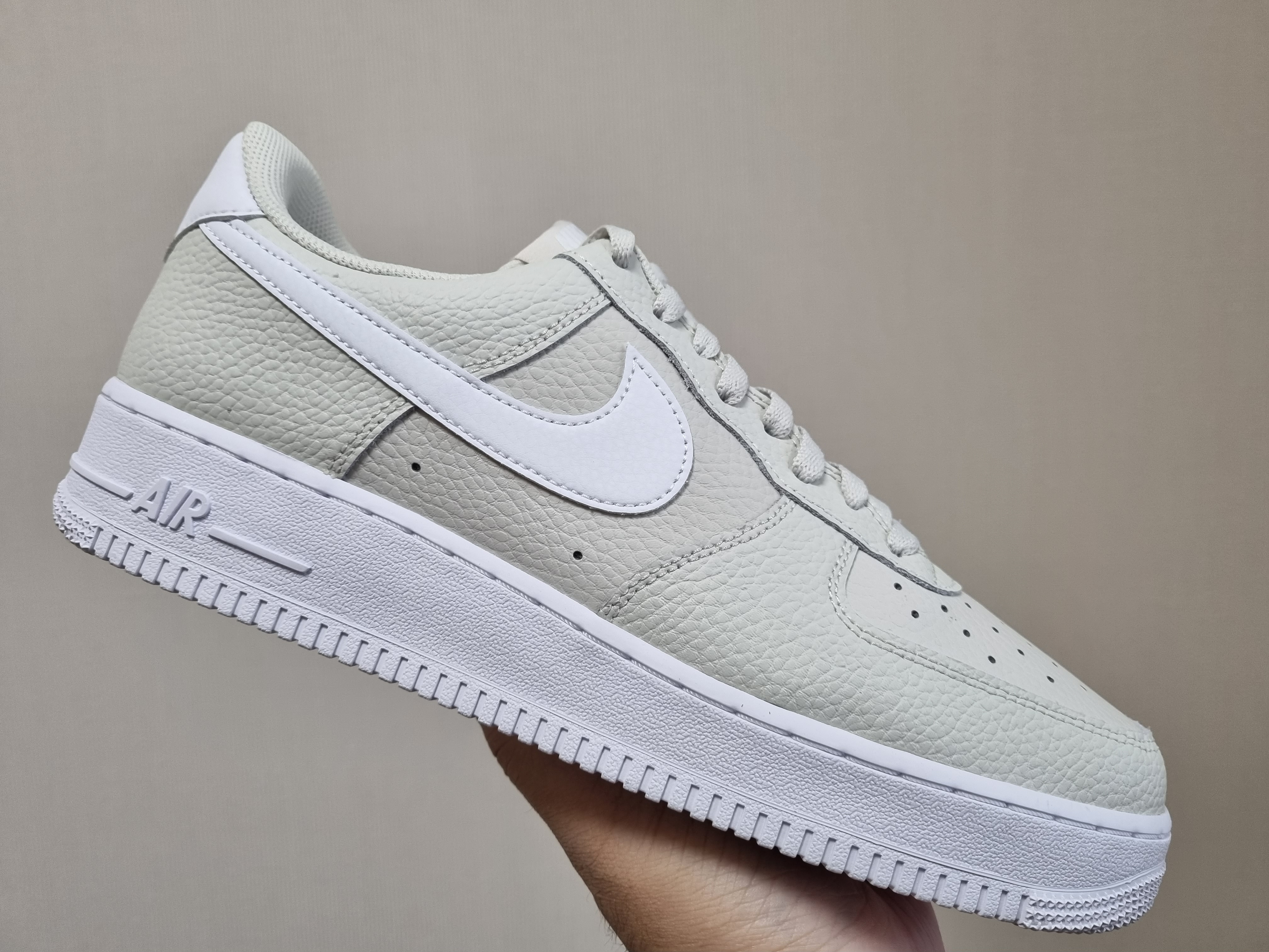 Nike Air Force 1 '07 Light Bone 착용 스타일