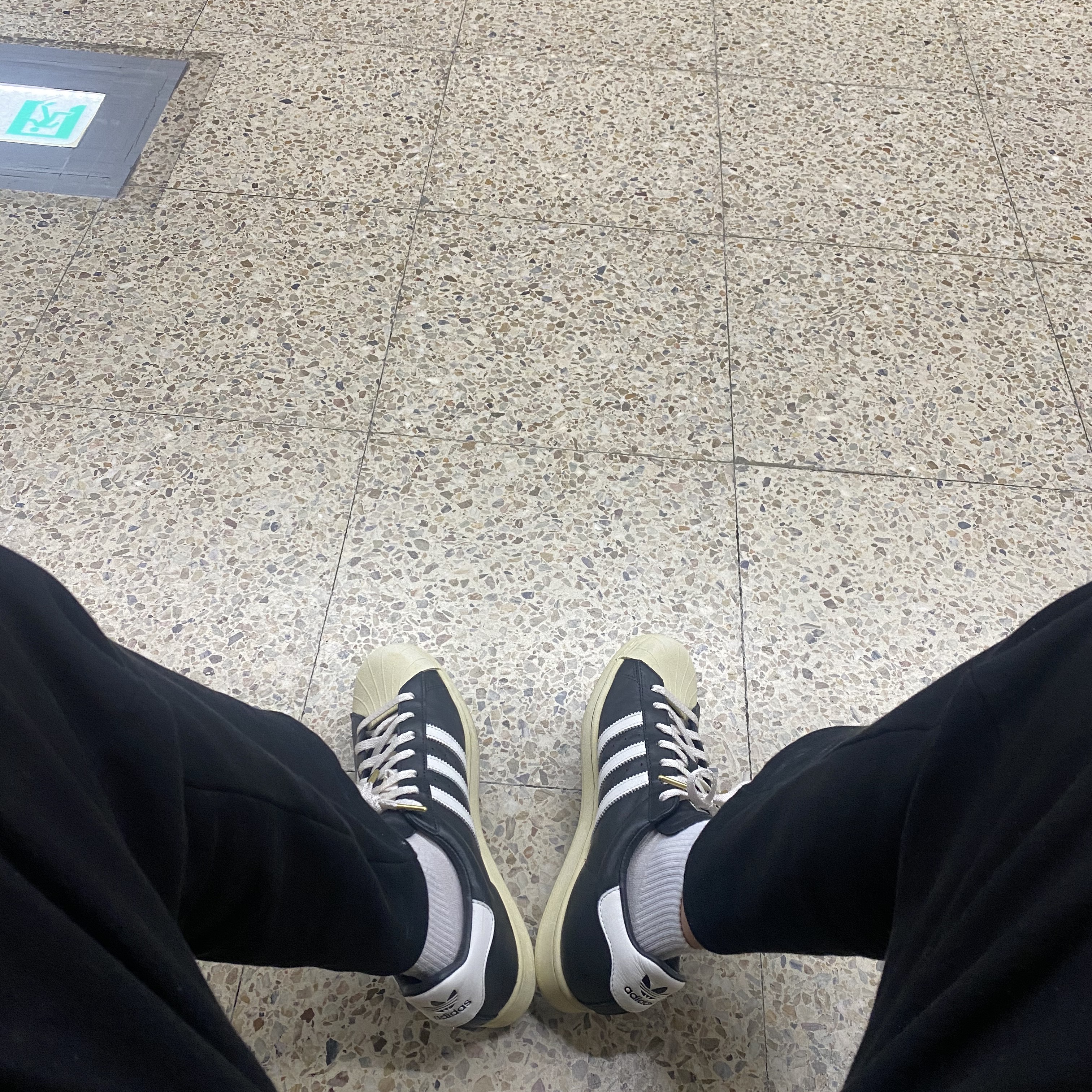 Adidas Superstar Premium Black White 착용 스타일