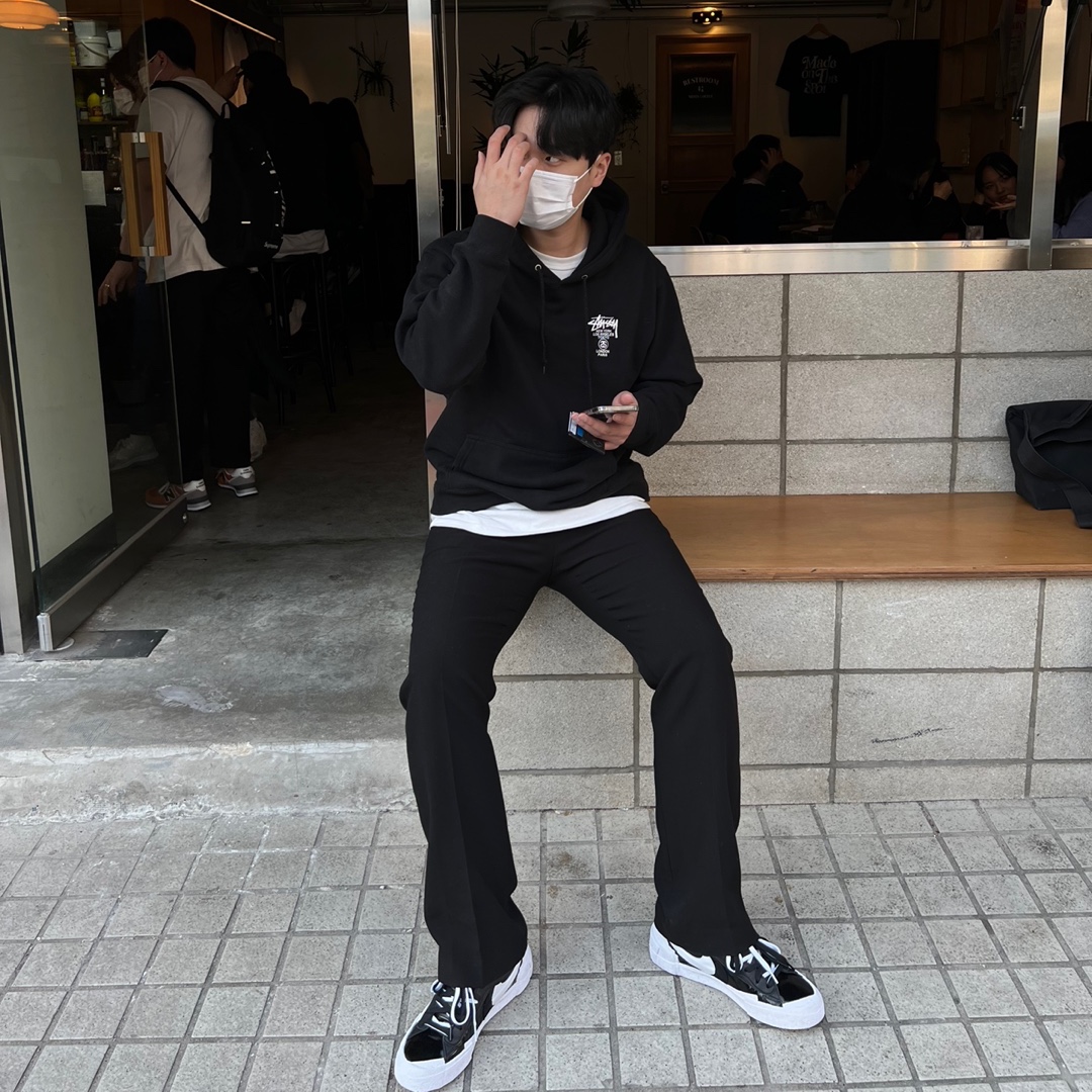 Stussy World Tour Hoodie Black 2021, Nike x Sacai Blazer Low Black Patent Leather 착용 스타일