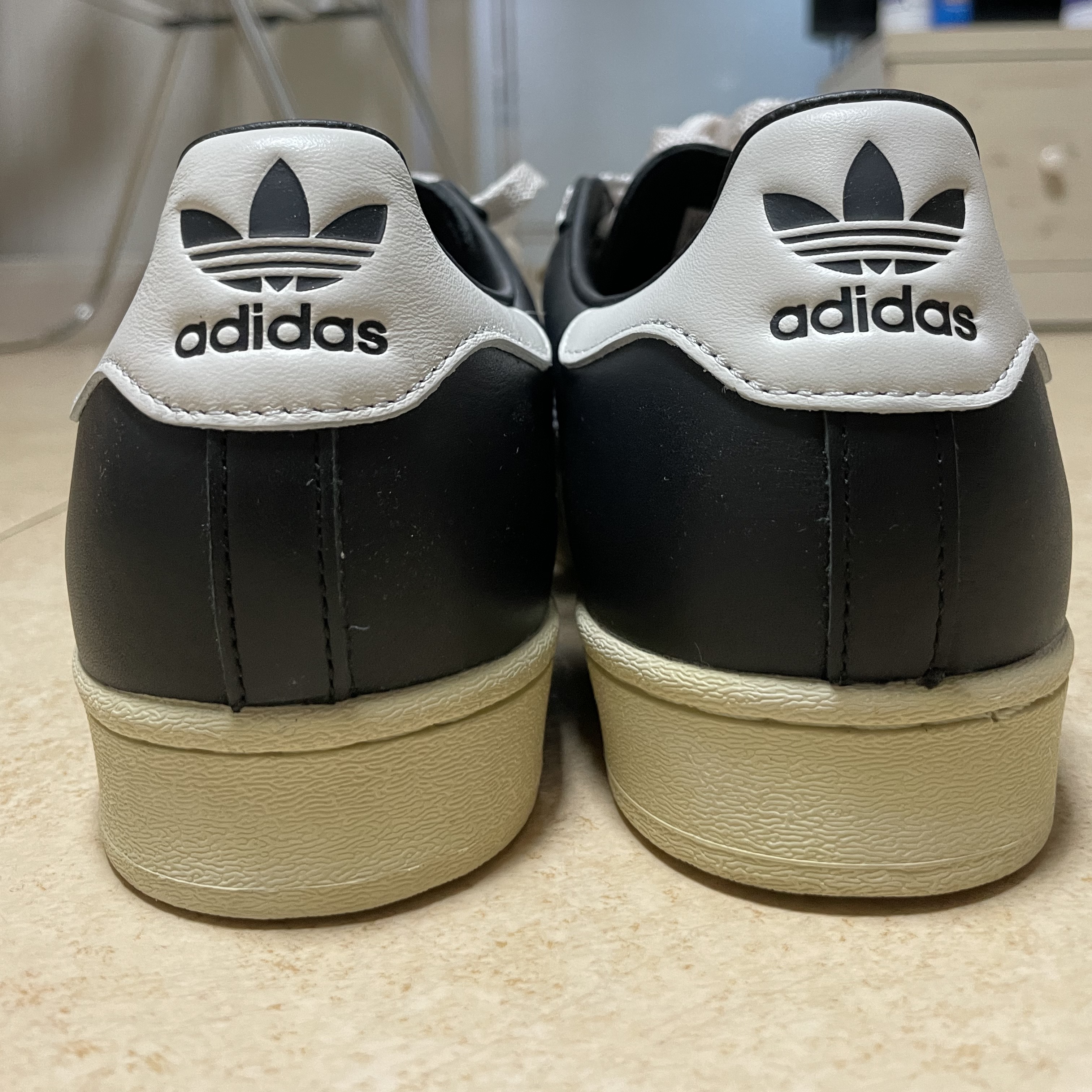 Adidas Superstar Premium Black White 착용 스타일 - 3