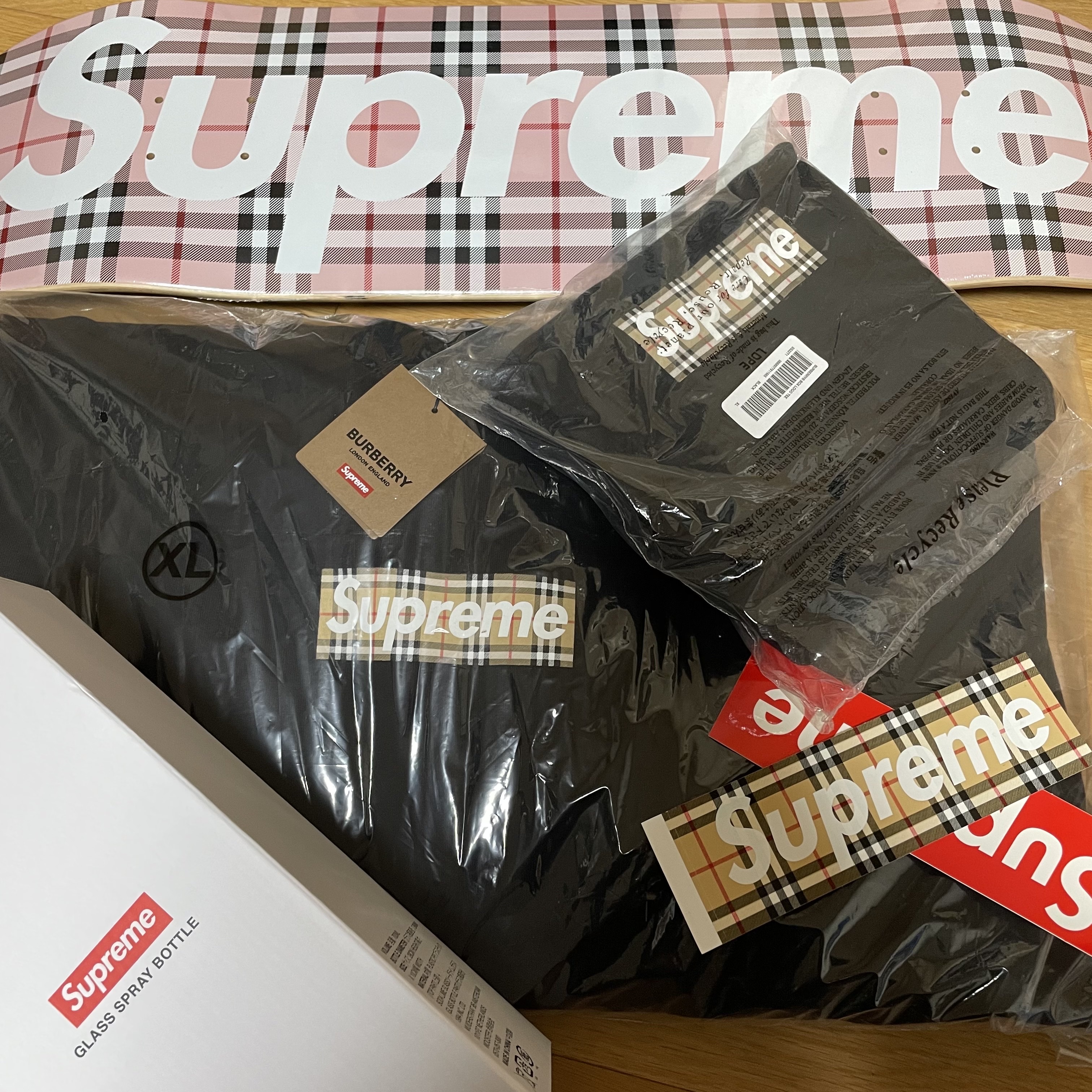 Supreme x Burberry Box Logo Hooded Sweatshirt Black - 22SS, Supreme x Burberry Box Logo T-Shirt Black - 22SS 착용 스타일